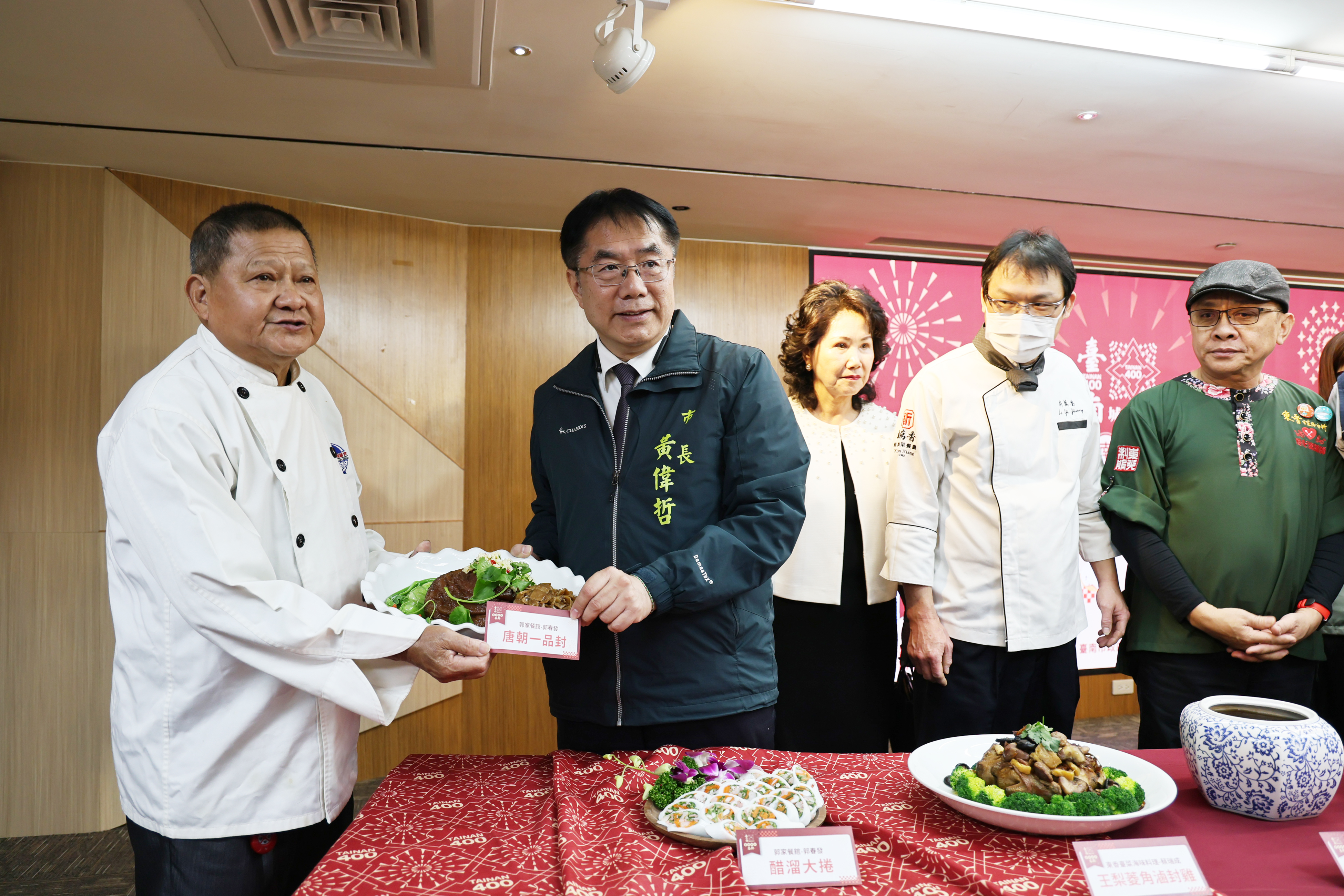 「臺南美食名廚」手冊集結22在地名廚料理故事  黃偉哲邀嚐佳餚遊臺南