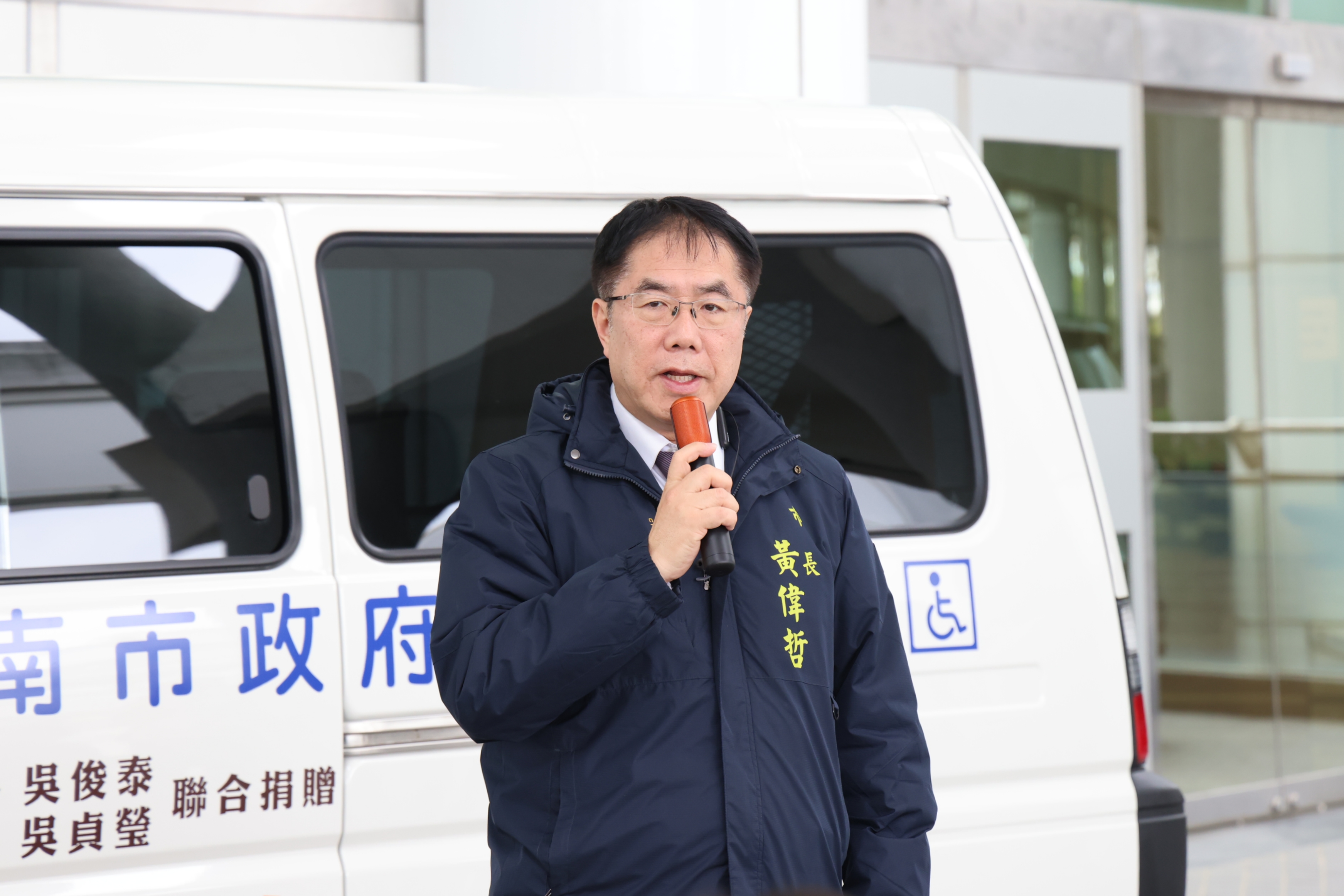 吳氏家族發揮愛心捐贈復康巴士 黃偉哲感謝公私協力造福社會、溫暖人間