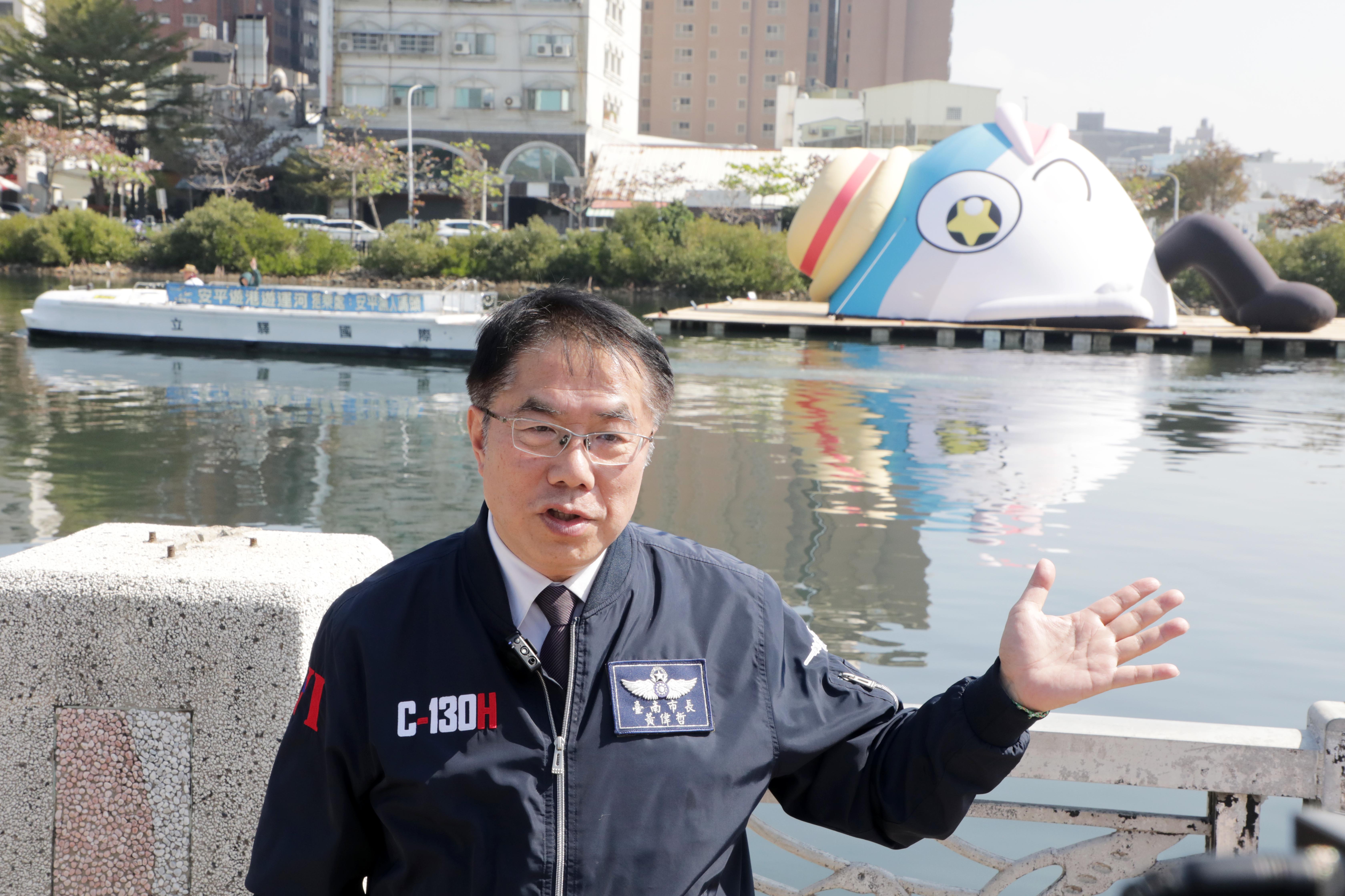 年年有「魚」、魚頭君氣偶現身安平運河  黃偉哲帥氣搭遊艇開箱 