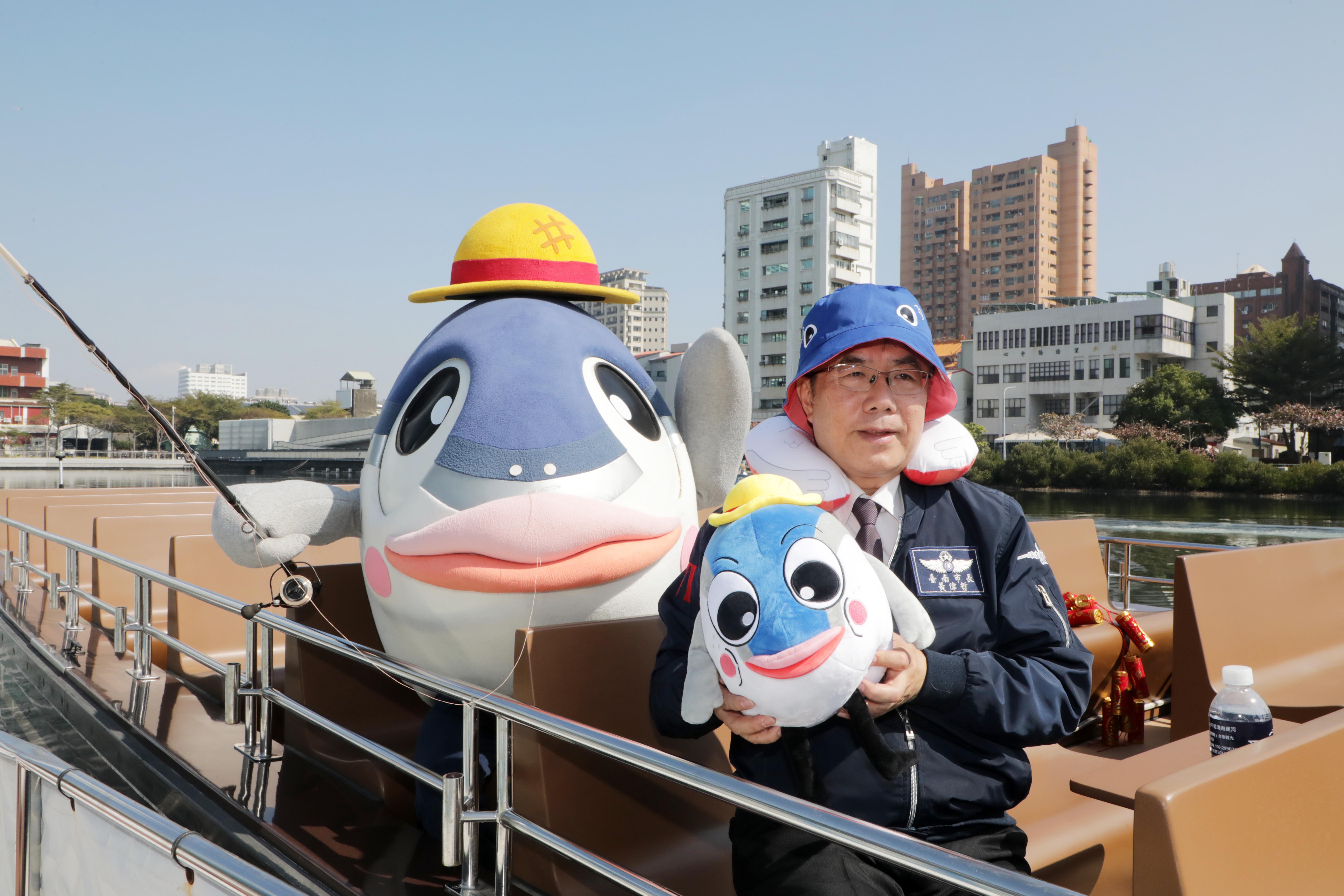 年年有「魚」、魚頭君氣偶現身安平運河  黃偉哲帥氣搭遊艇開箱 