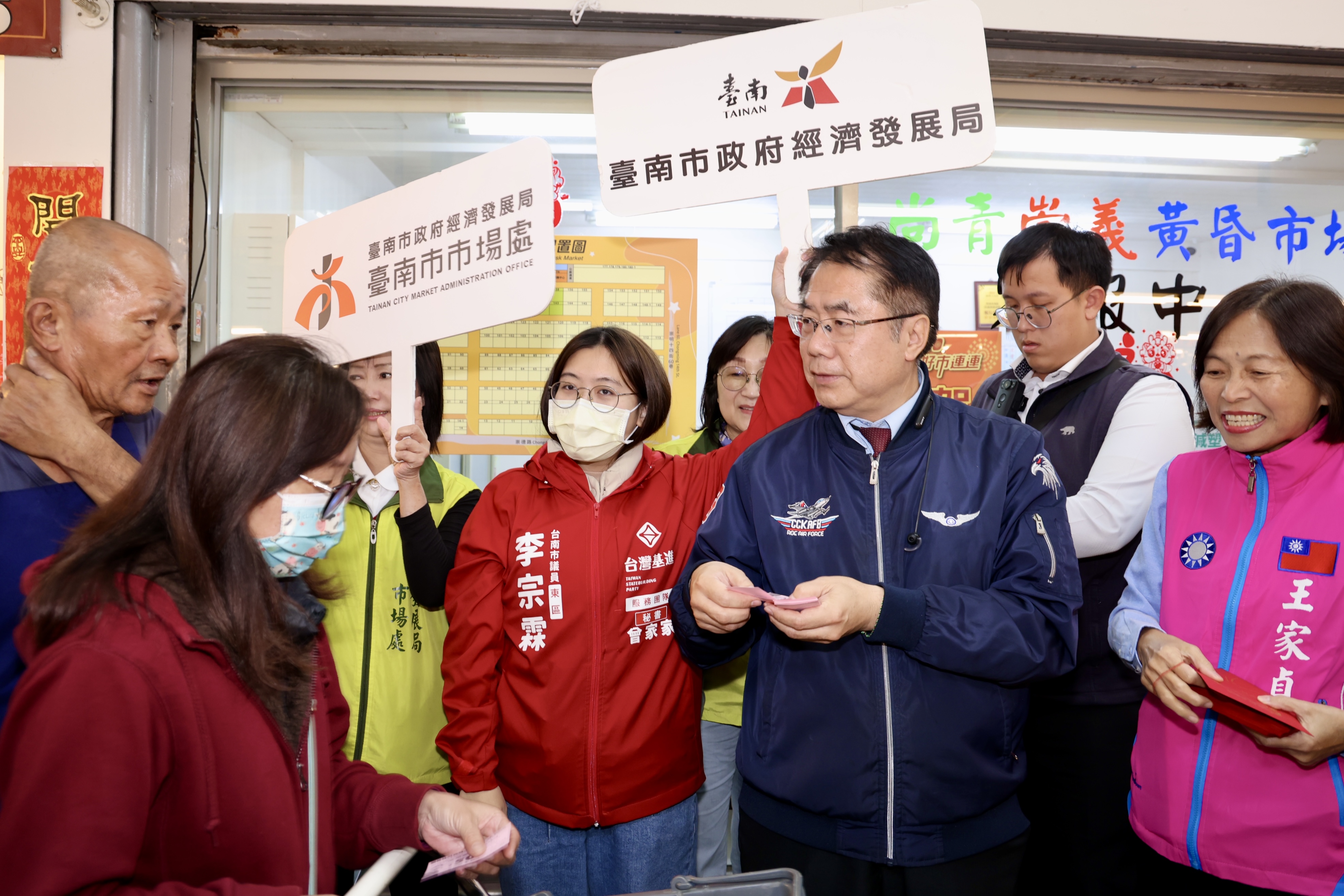 臺南市場採購年貨人氣旺 黃偉哲發送紅包、抵用券鼓勵來買好食好物