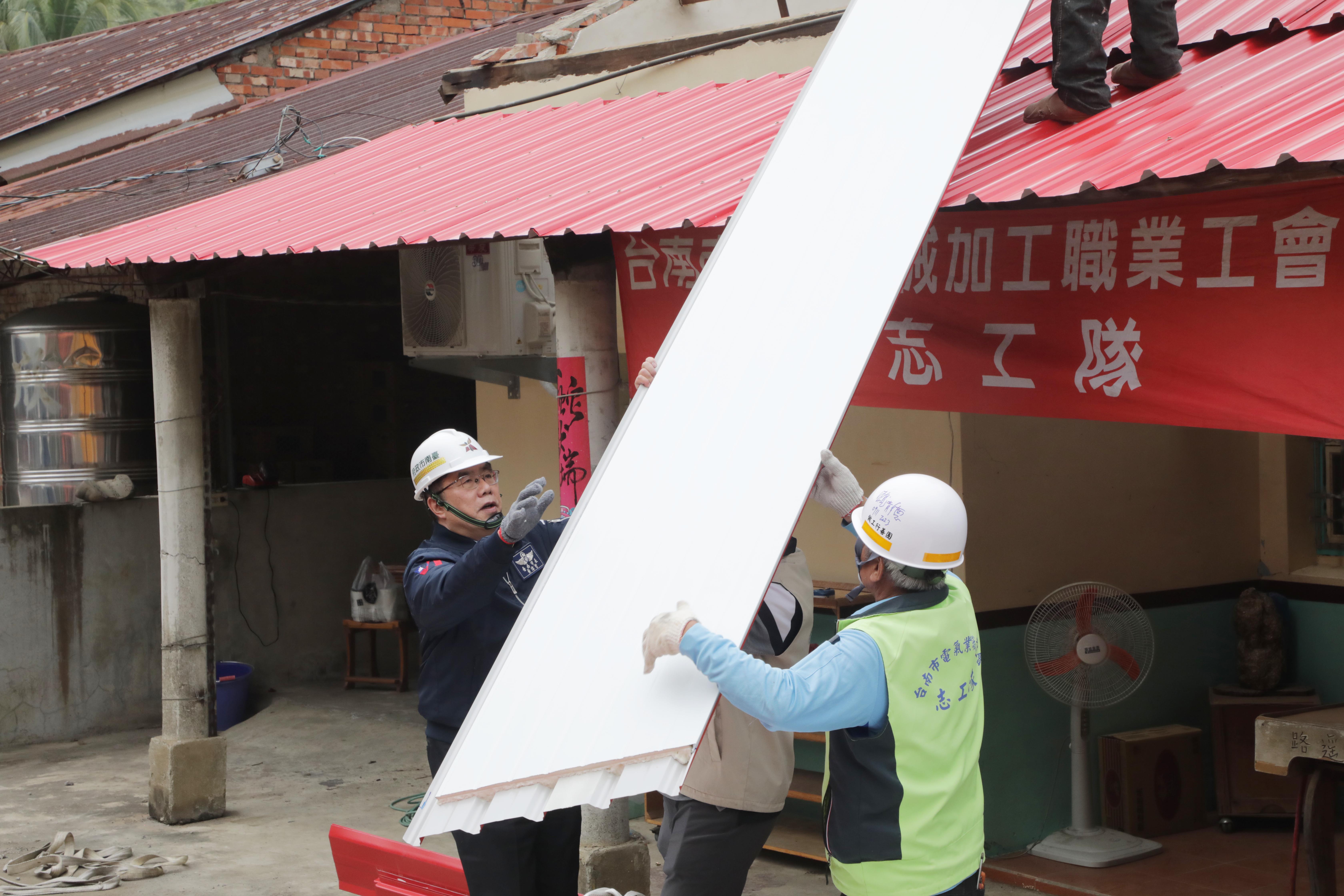 市府攜手各界齊心重建 黃偉哲視察修繕進度盼災民早日安居