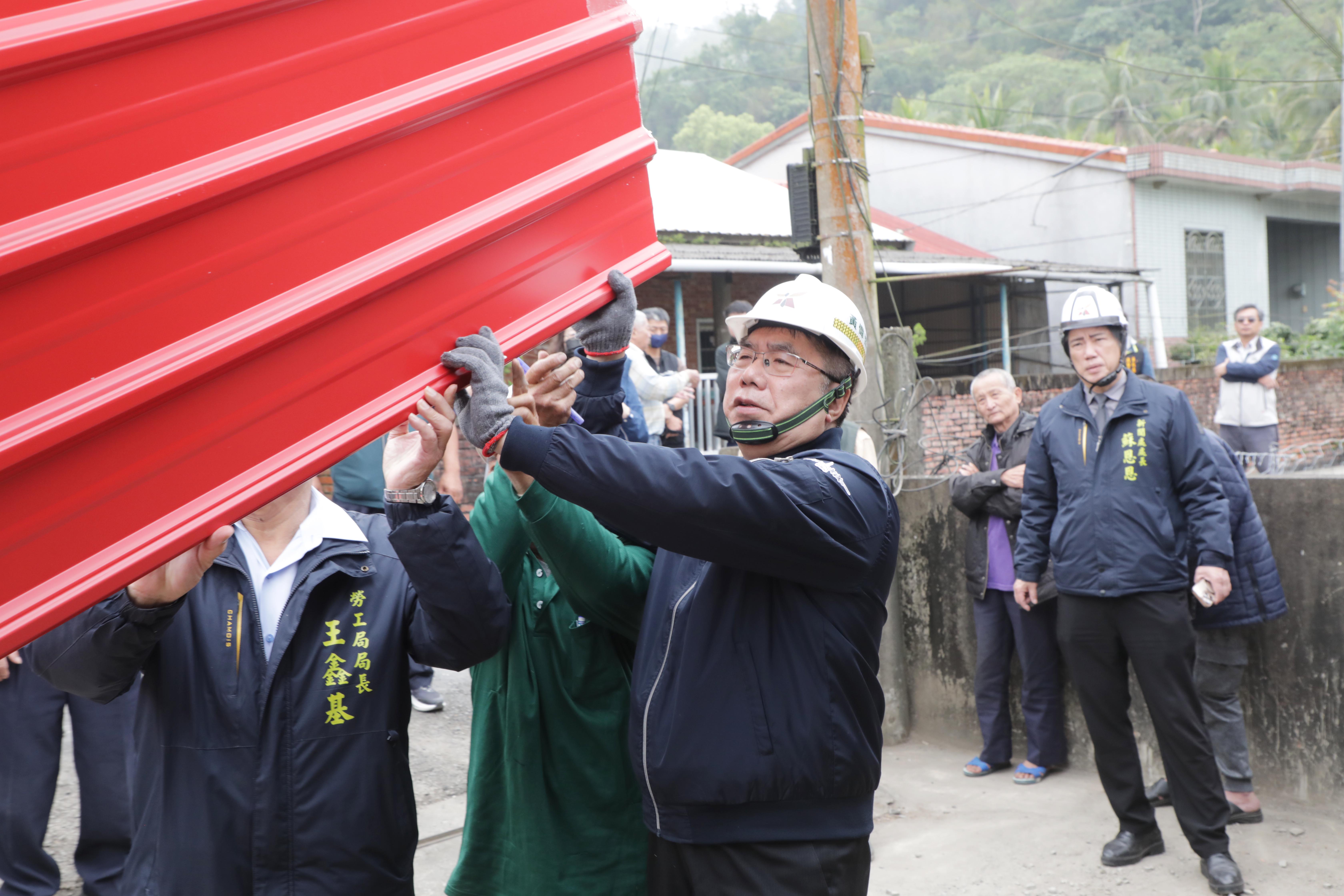 市府攜手各界齊心重建 黃偉哲視察修繕進度盼災民早日安居