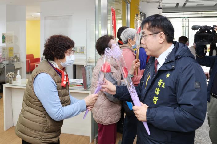 2025婦女節 黃偉哲市長贈送火鶴花 祝福大家婦女節快樂