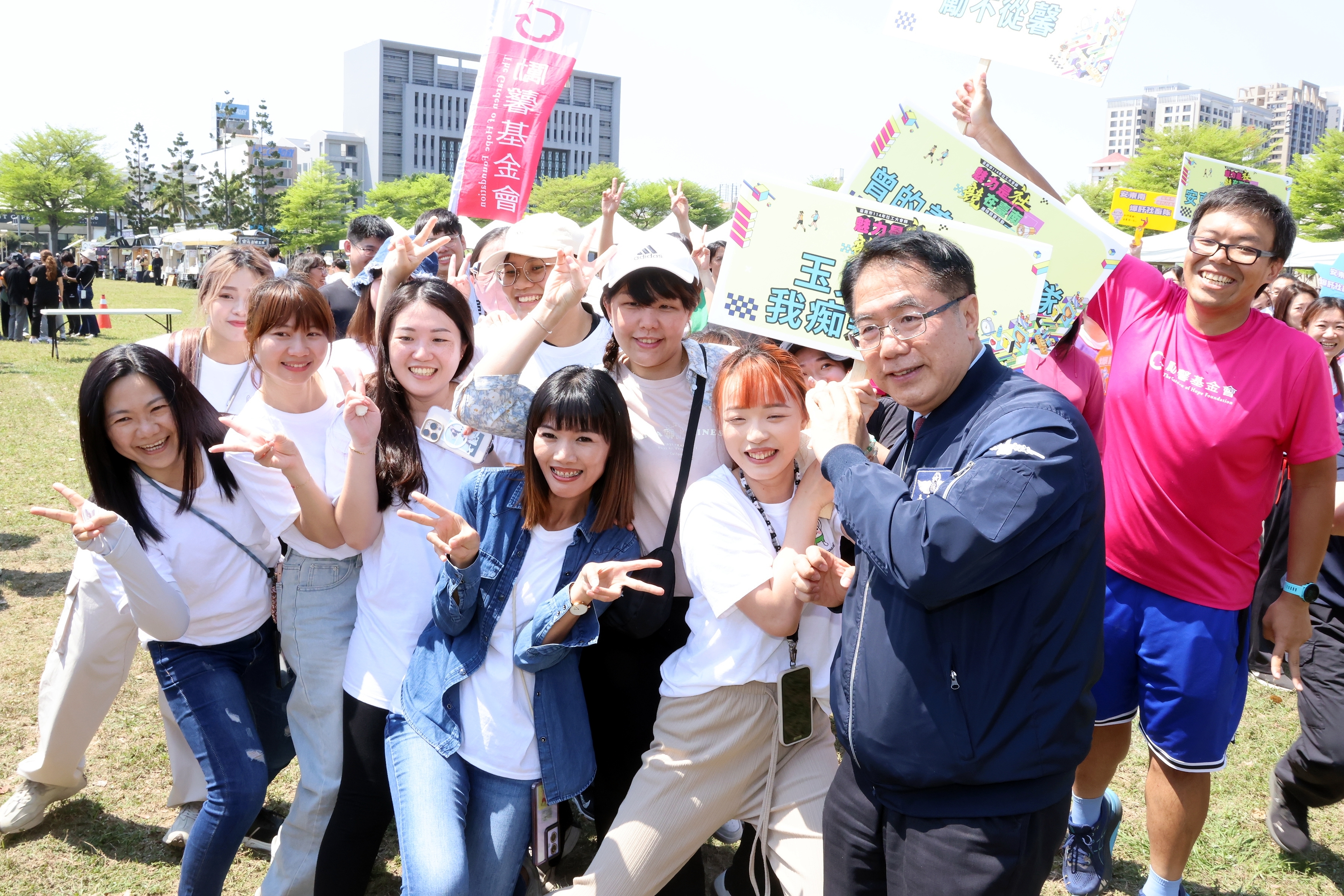 南市辦趣味競賽協助300社工紓壓 黃偉哲頒感謝狀表揚付出溫暖社會