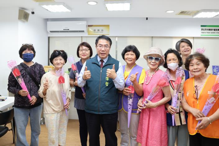 黃偉哲致贈火鶴花「乎好」 祝福台南媽媽們母親節快樂