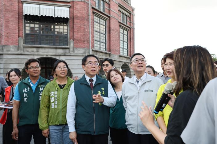 中央地方攜手打造國家級影視基地 黃偉哲陪同行政院長卓榮泰視察岸內影視基地
