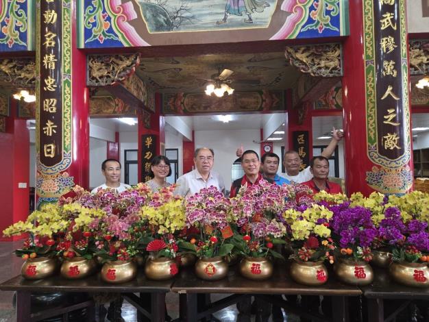 南市農業局媒合蘭花園業者與廟宇推廣蝴蝶蘭 信衆大讚好點子 供奉蘭花表敬意