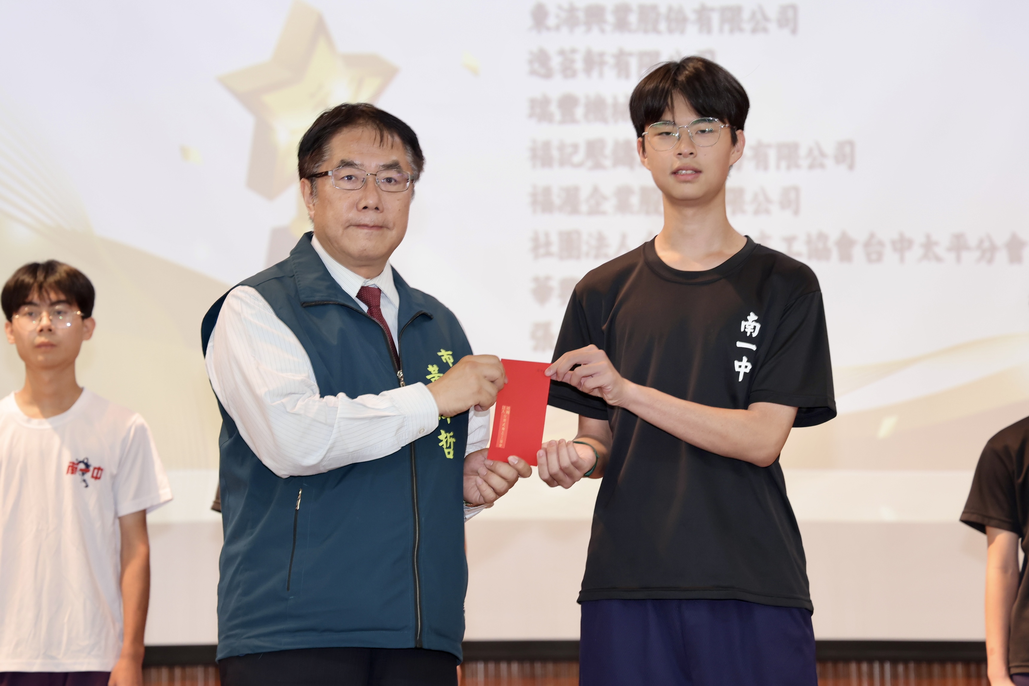 台灣武廟志工協會頒發114年度獎助學金  黃偉哲肯定善行義舉 鼓勵學子勇敢逐夢