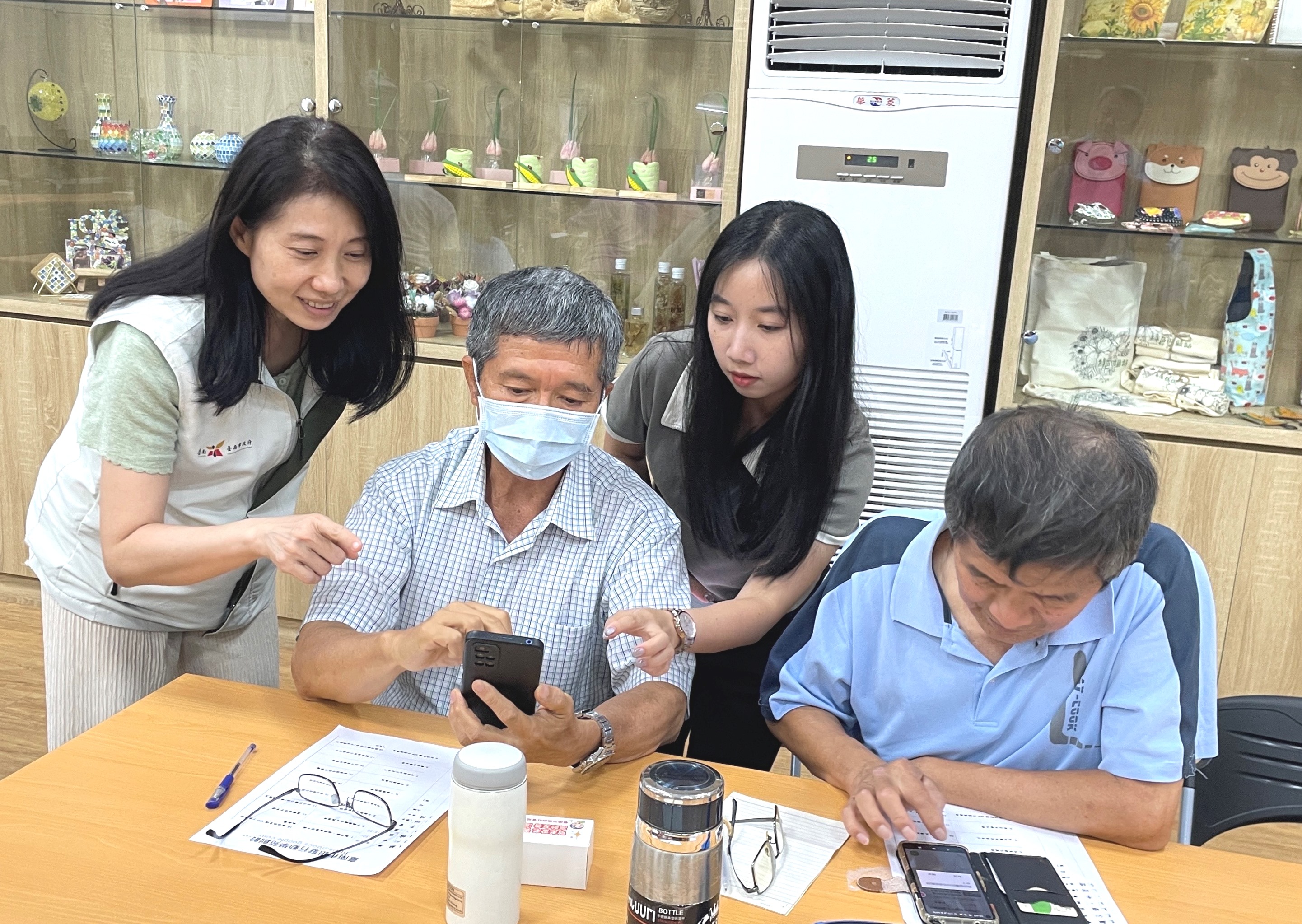 南市銀髮行動學苑創齡遊學班銀領新生活   黃偉哲邀長者一起開心上學趣
