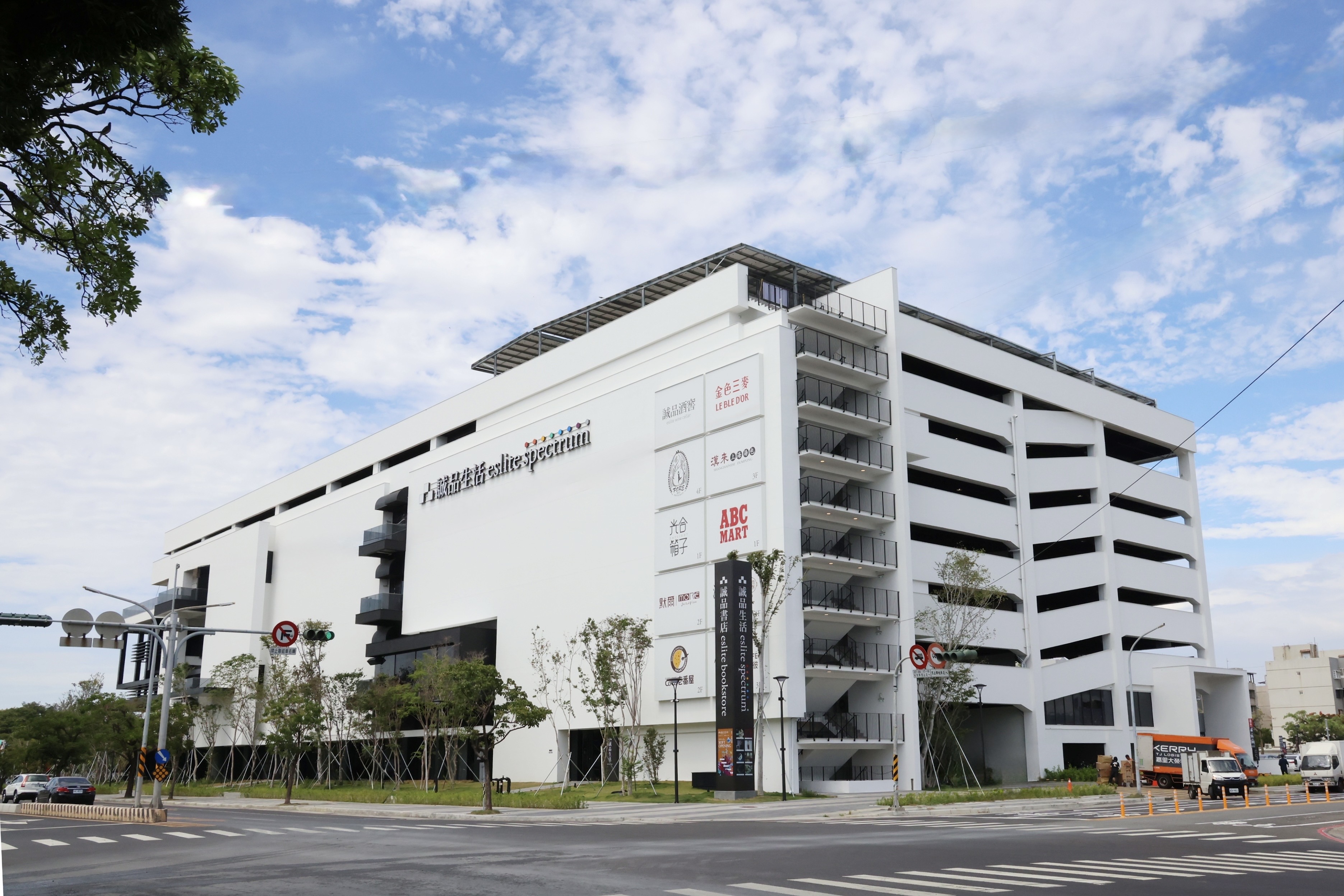 黃偉哲開箱「誠品生活台南」 南台灣最大旗艦店展現文化經濟新亮點