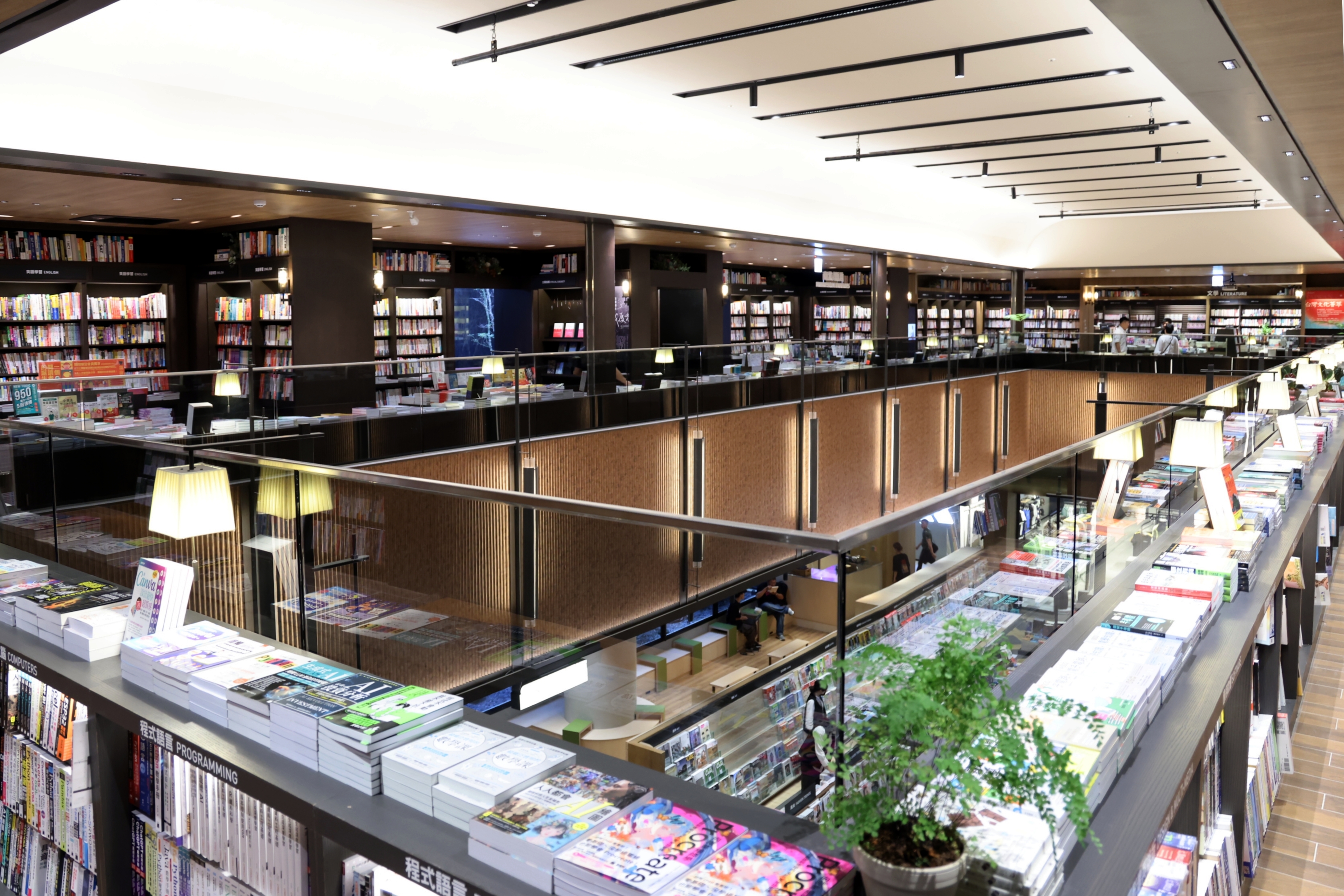 黃偉哲開箱「誠品生活台南」　南台灣最大旗艦店展現文化經濟新亮點