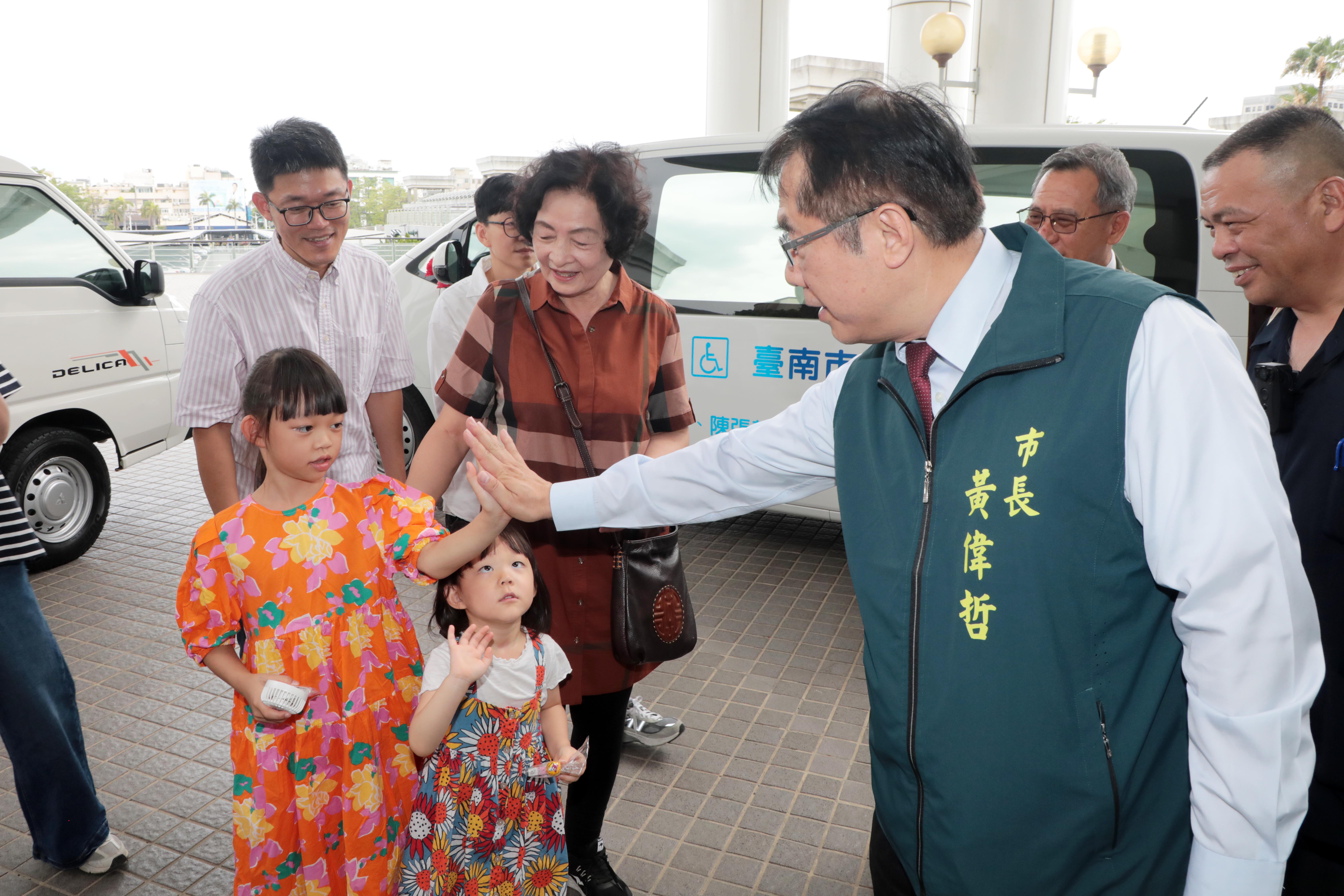 熱心市民捐贈3輛復康巴士  黃偉哲感謝善舉為社會發光發熱