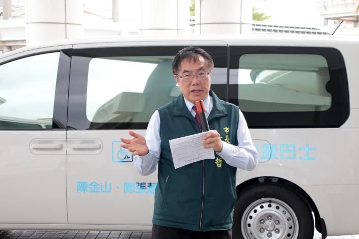熱心市民捐贈3輛復康巴士  黃偉哲感謝善舉為社會發光發熱