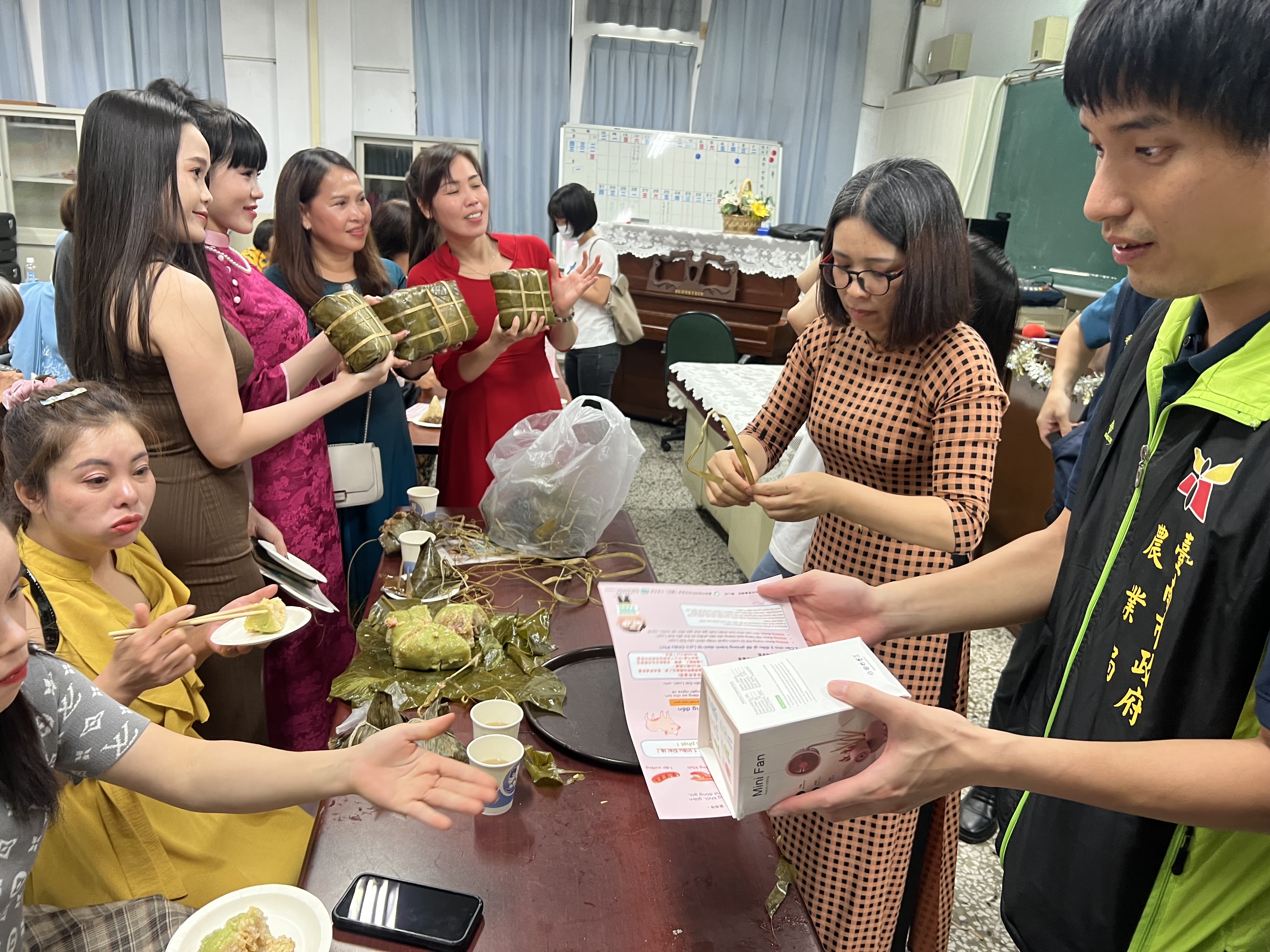 臺南市動保處與新住民喜迎端午  豆哥凱娣來讚聲 宣導勿網購海外含肉包裹
