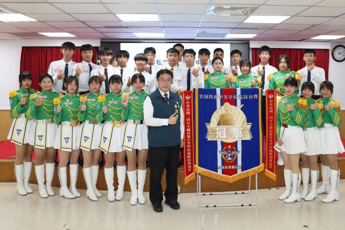 港明高中榮獲第8屆全國高級中等學校儀隊競賽冠軍 黃偉哲頒贈獎狀肯定表現