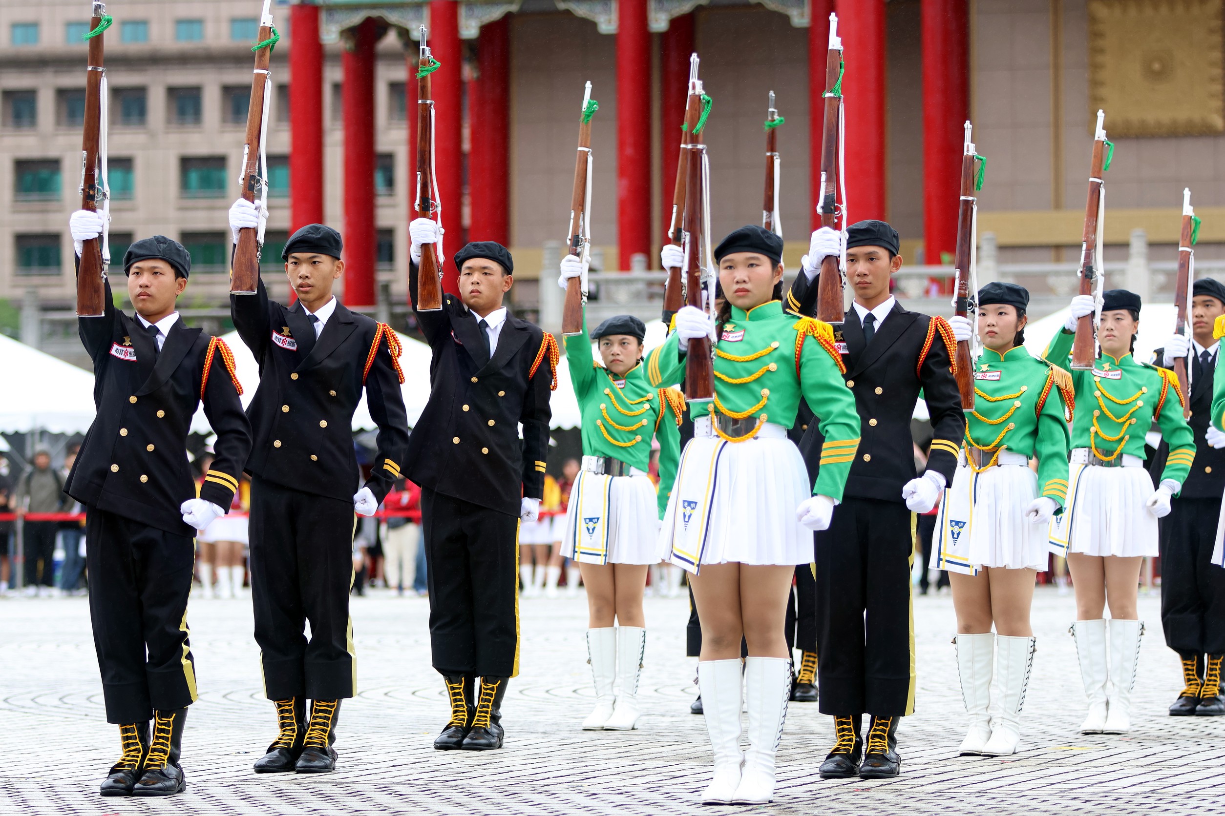 港明高中榮獲第8屆全國高級中等學校儀隊競賽冠軍 黃偉哲頒贈獎狀肯定表現