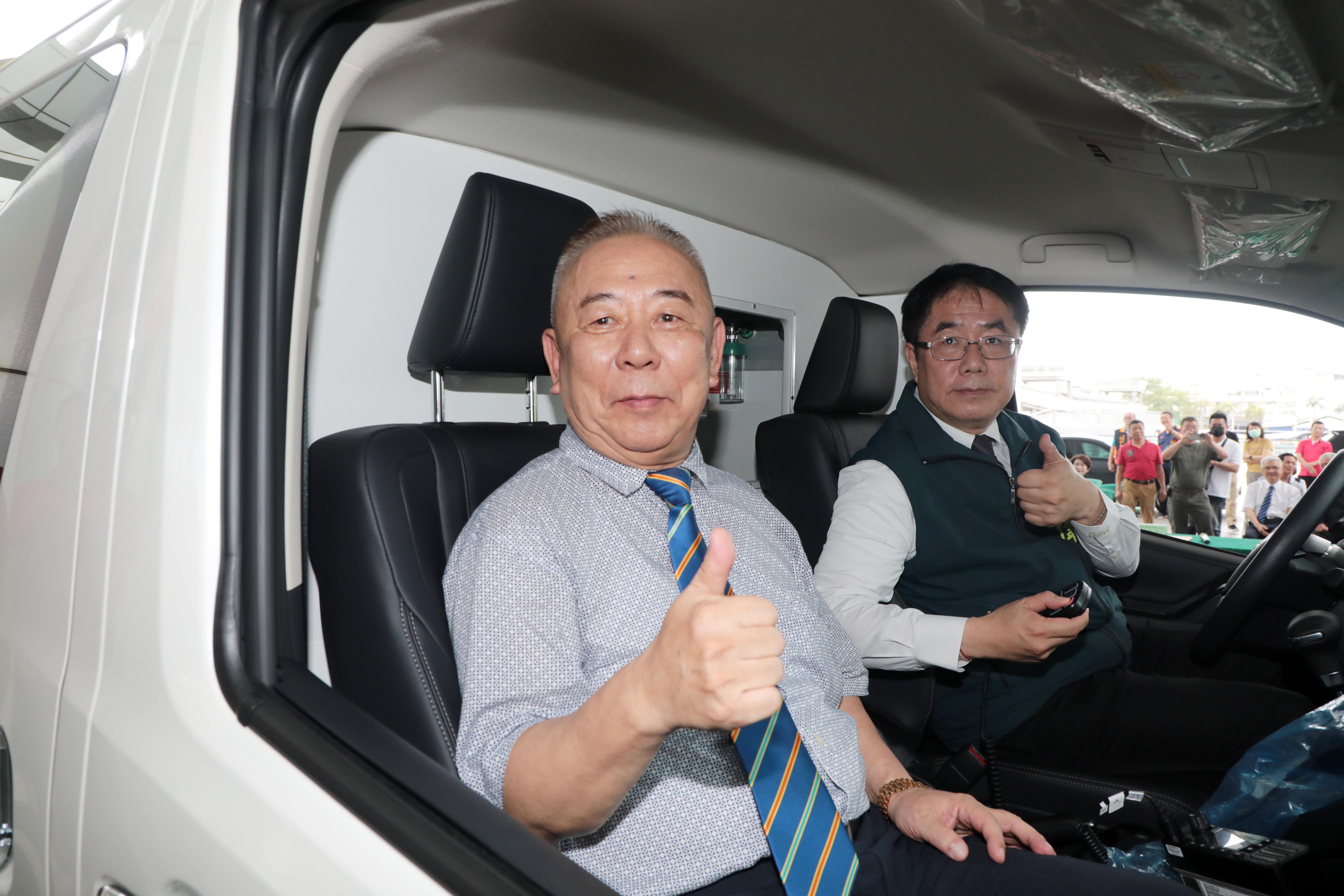 隆宜實業有限公司捐贈救護車 黃偉哲：人命無價，感謝義舉
