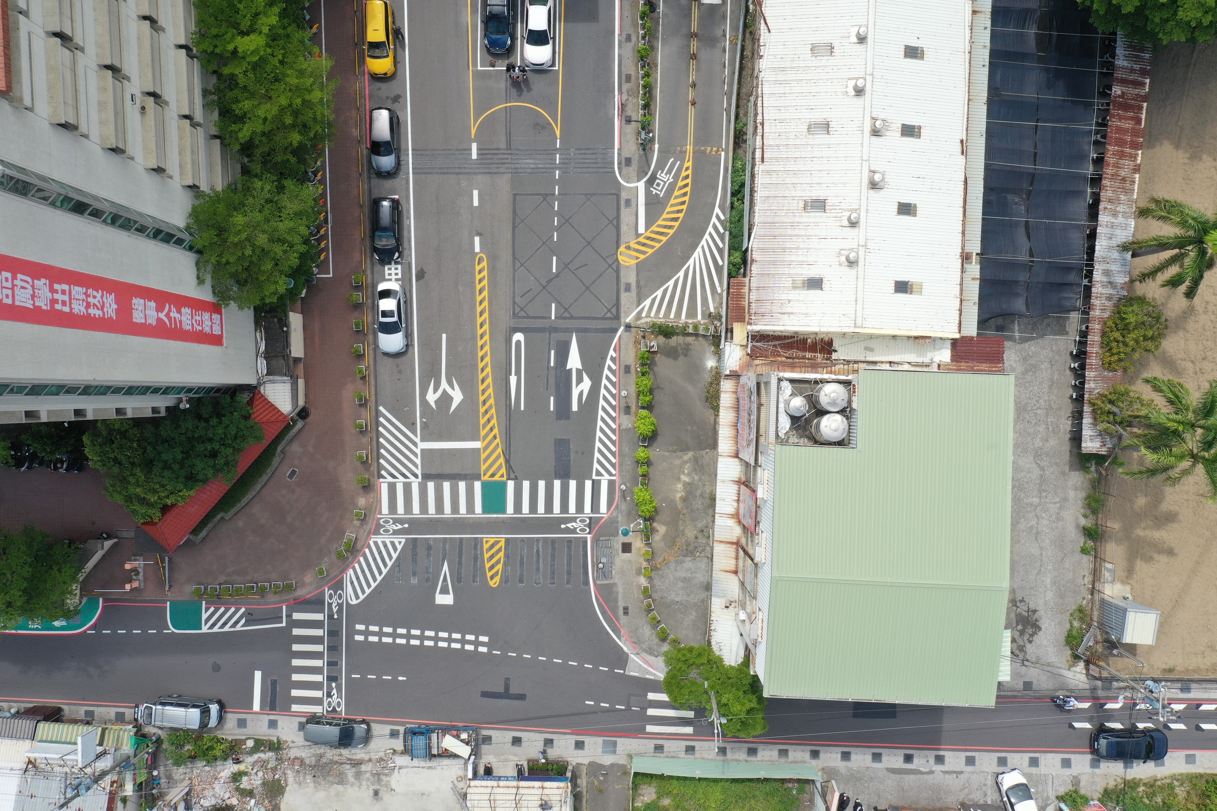 落實臺南市學生通學安全守護專案    校園道路標線優化   全面提升通學人行車行安全