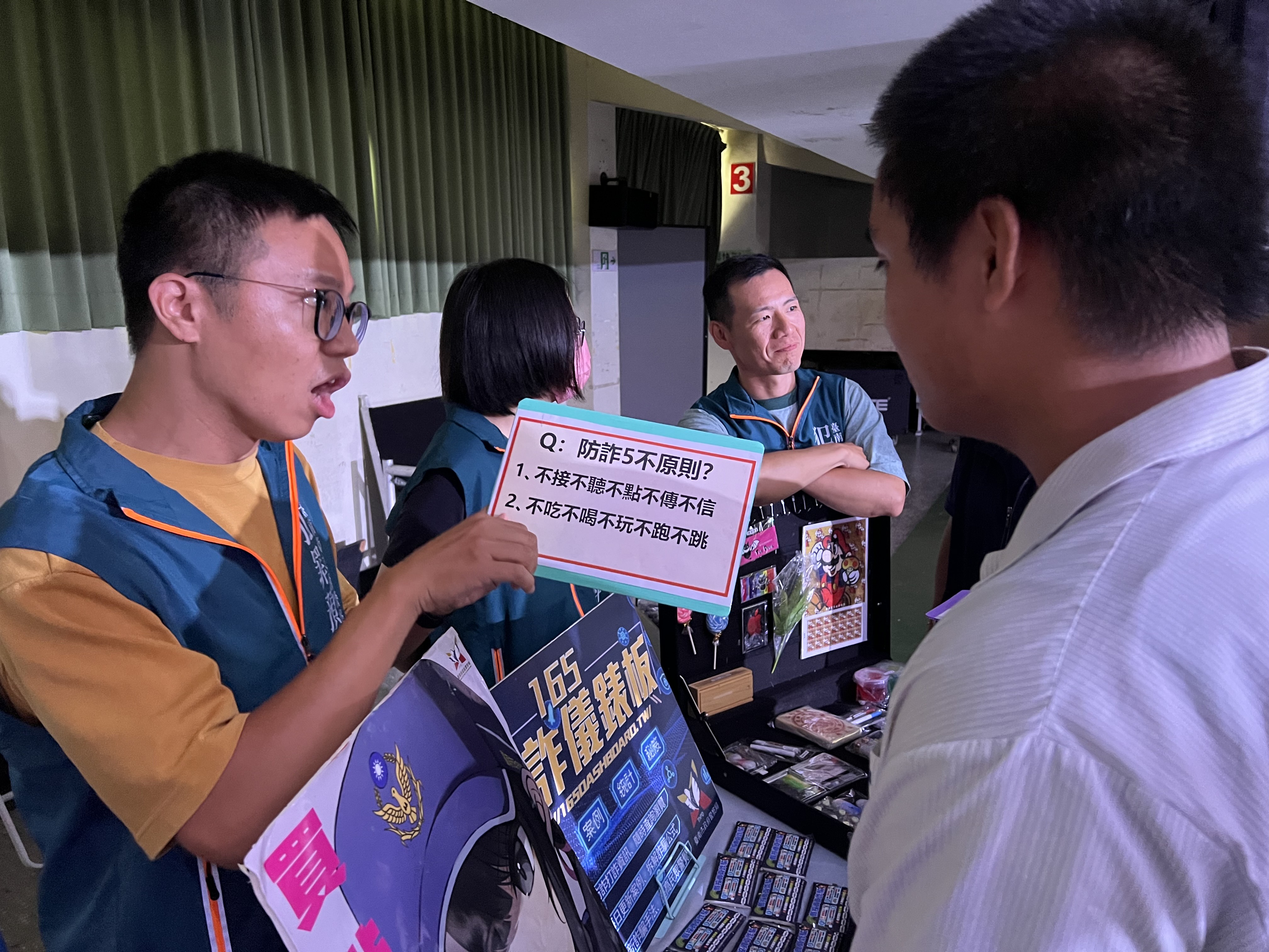 南市警局結合本市議長盃反毒電競賽 前進南英商工反毒防詐宣導