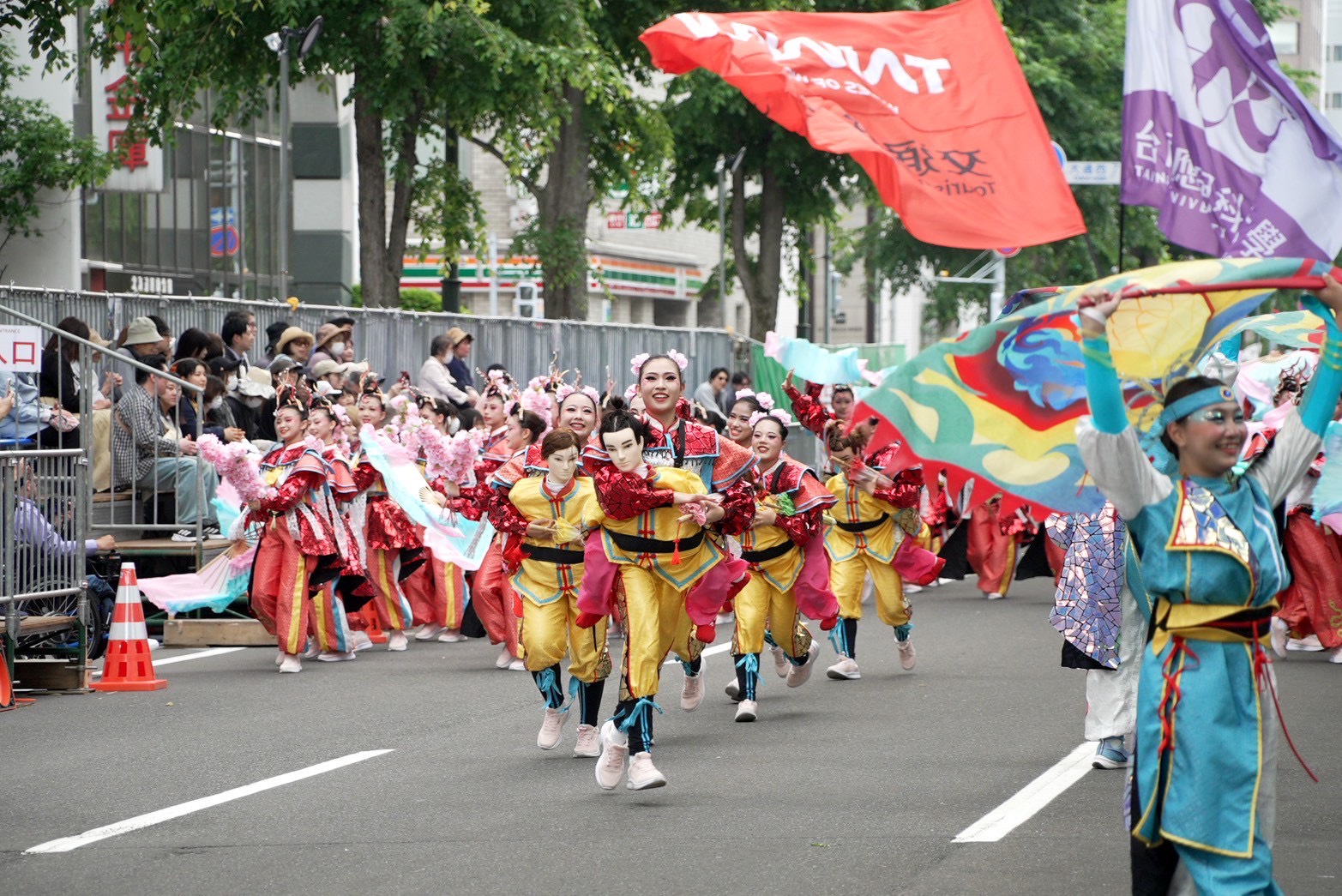 北海道YOSAKOI索朗祭也有滿滿臺南味！  黃偉哲攜手南應大登上表演前導車宣傳臺南魅力   