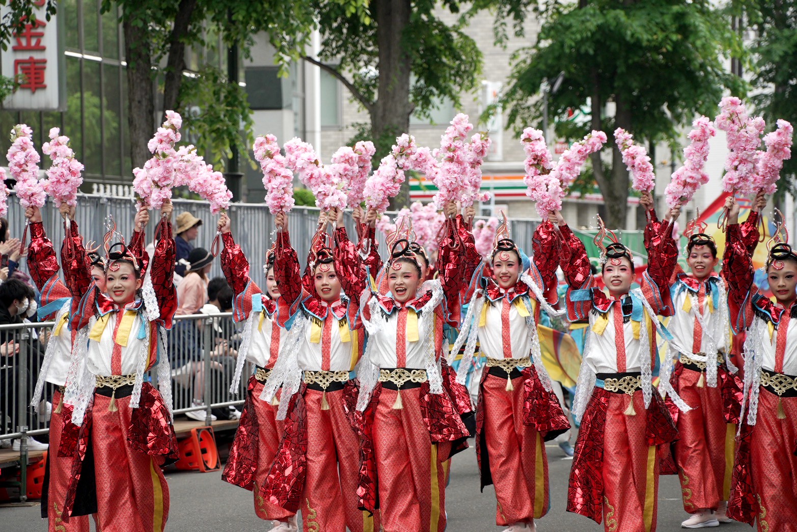 北海道YOSAKOI索朗祭也有滿滿臺南味！  黃偉哲攜手南應大登上表演前導車宣傳臺南魅力   