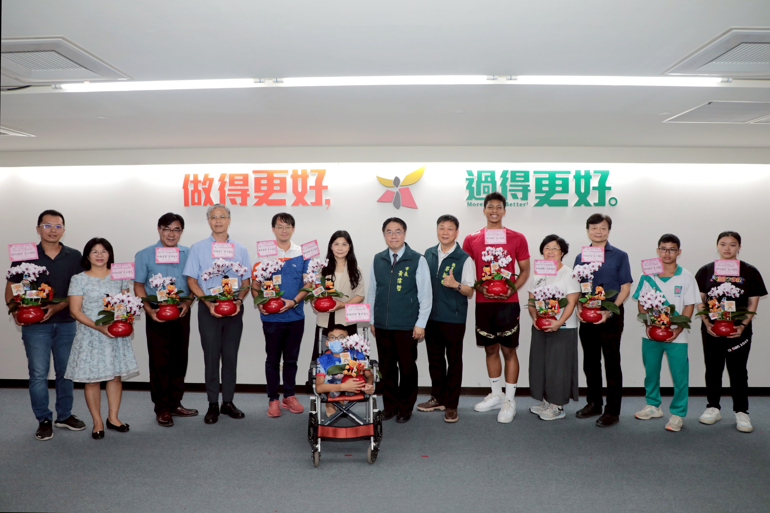 「第一名蘭花」送臺南之光 市長黃偉哲表揚教育傑出人員與選手