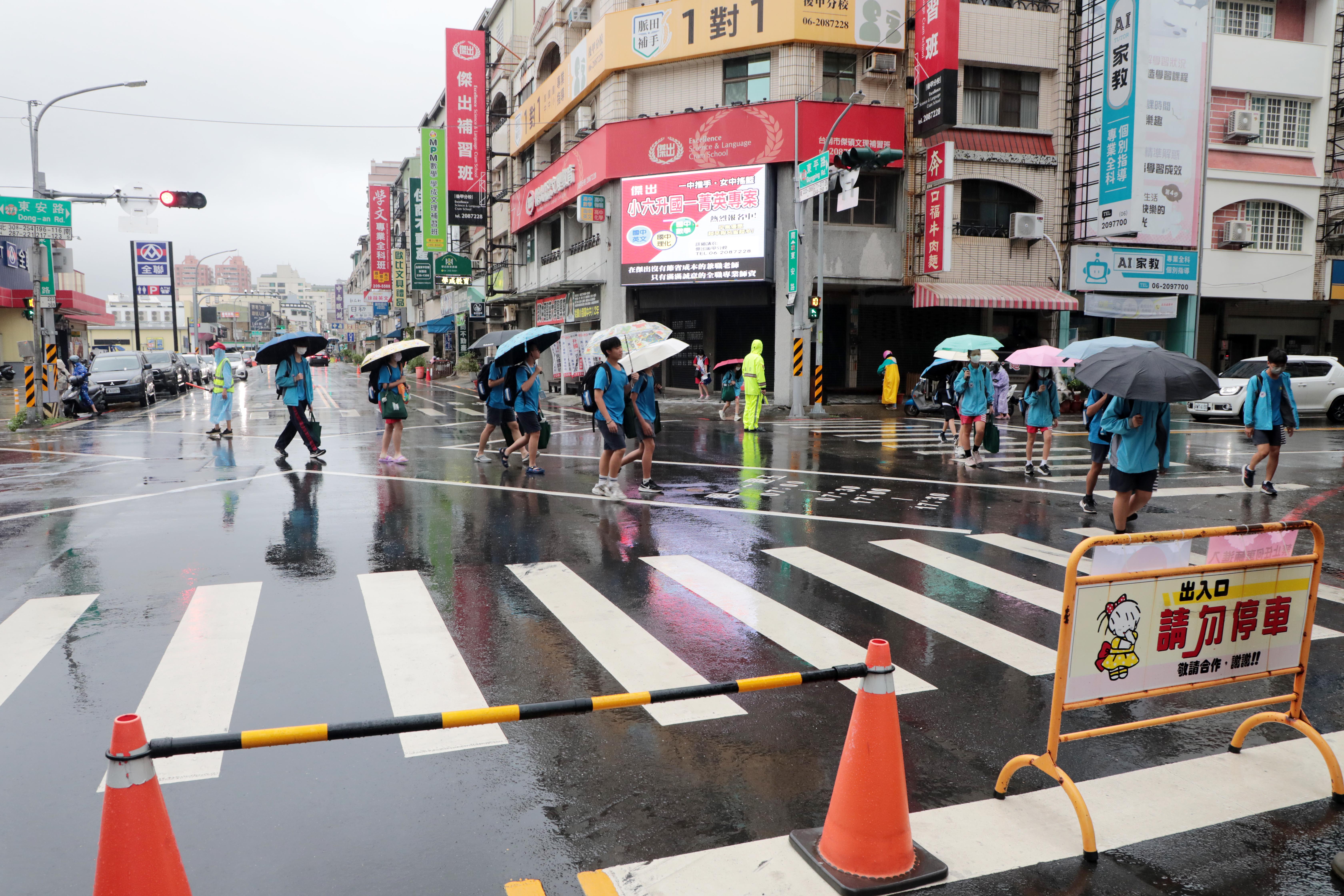 南市守護學生安心通學 黃偉哲視察後甲國中通學環境改善成果