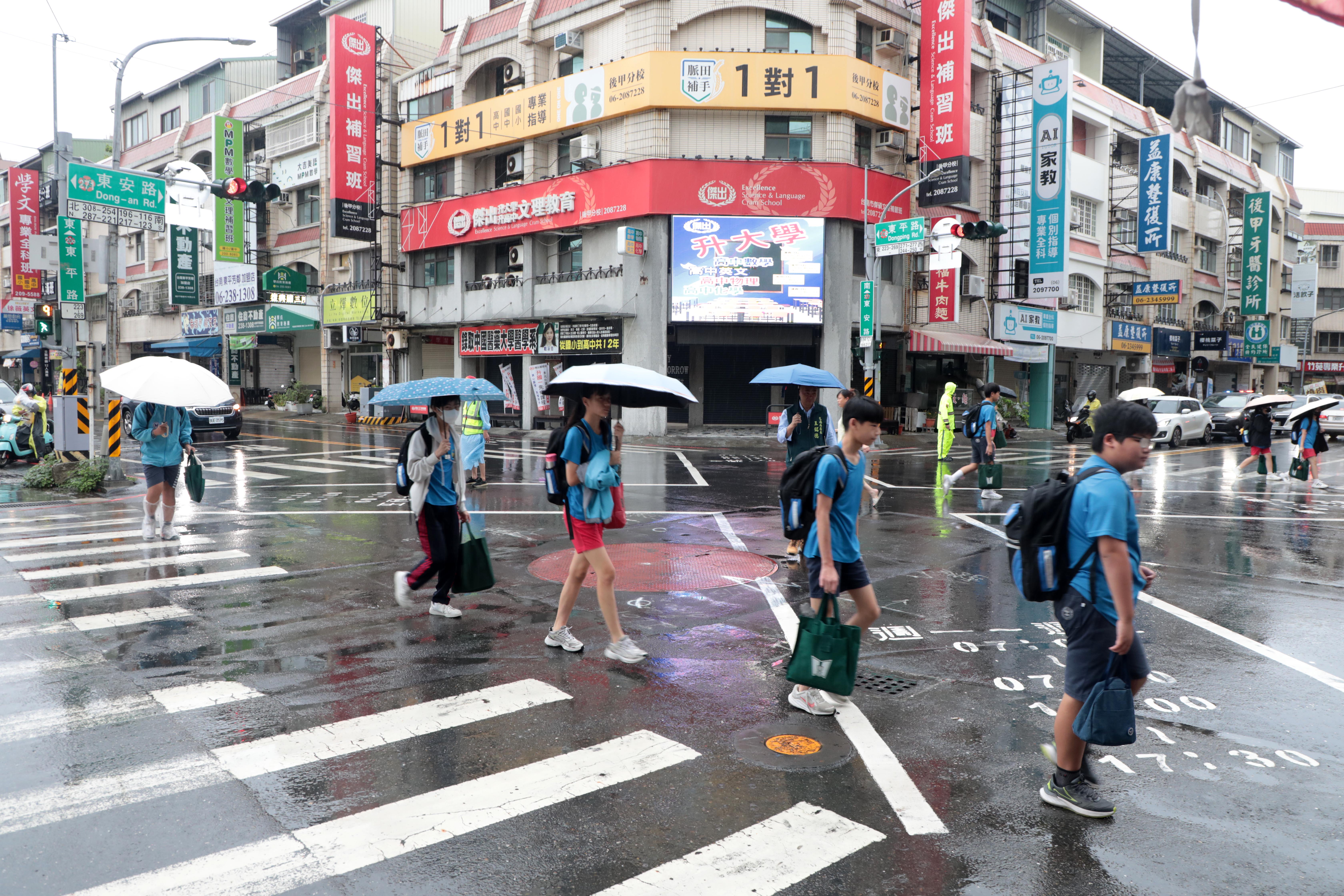 南市守護學生安心通學 黃偉哲視察後甲國中通學環境改善成果