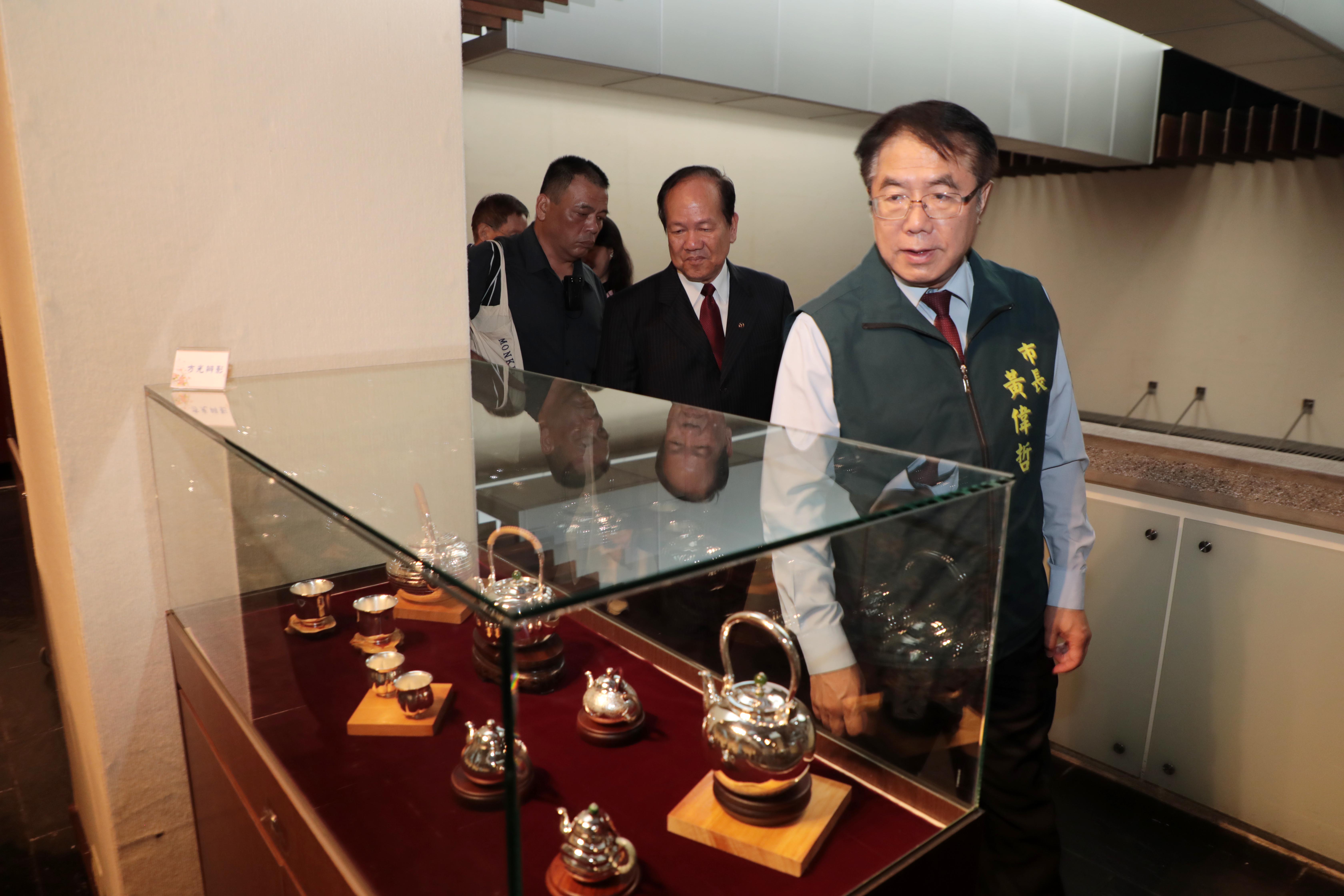 黃偉哲肯定陳水林老師金工造詣　邀市民欣賞精緻茶器藝術