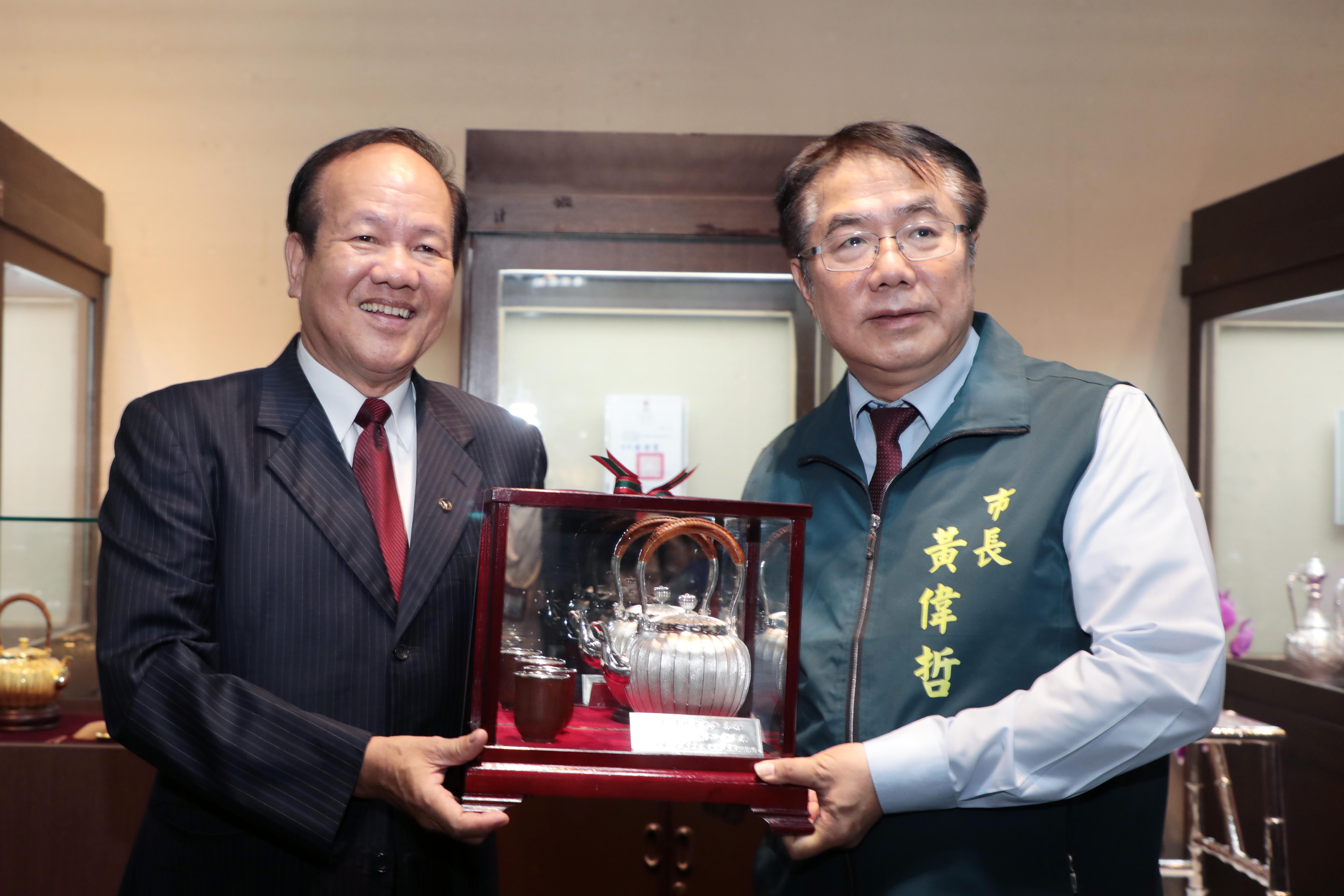 黃偉哲肯定陳水林老師金工造詣 邀市民欣賞精緻茶器藝術