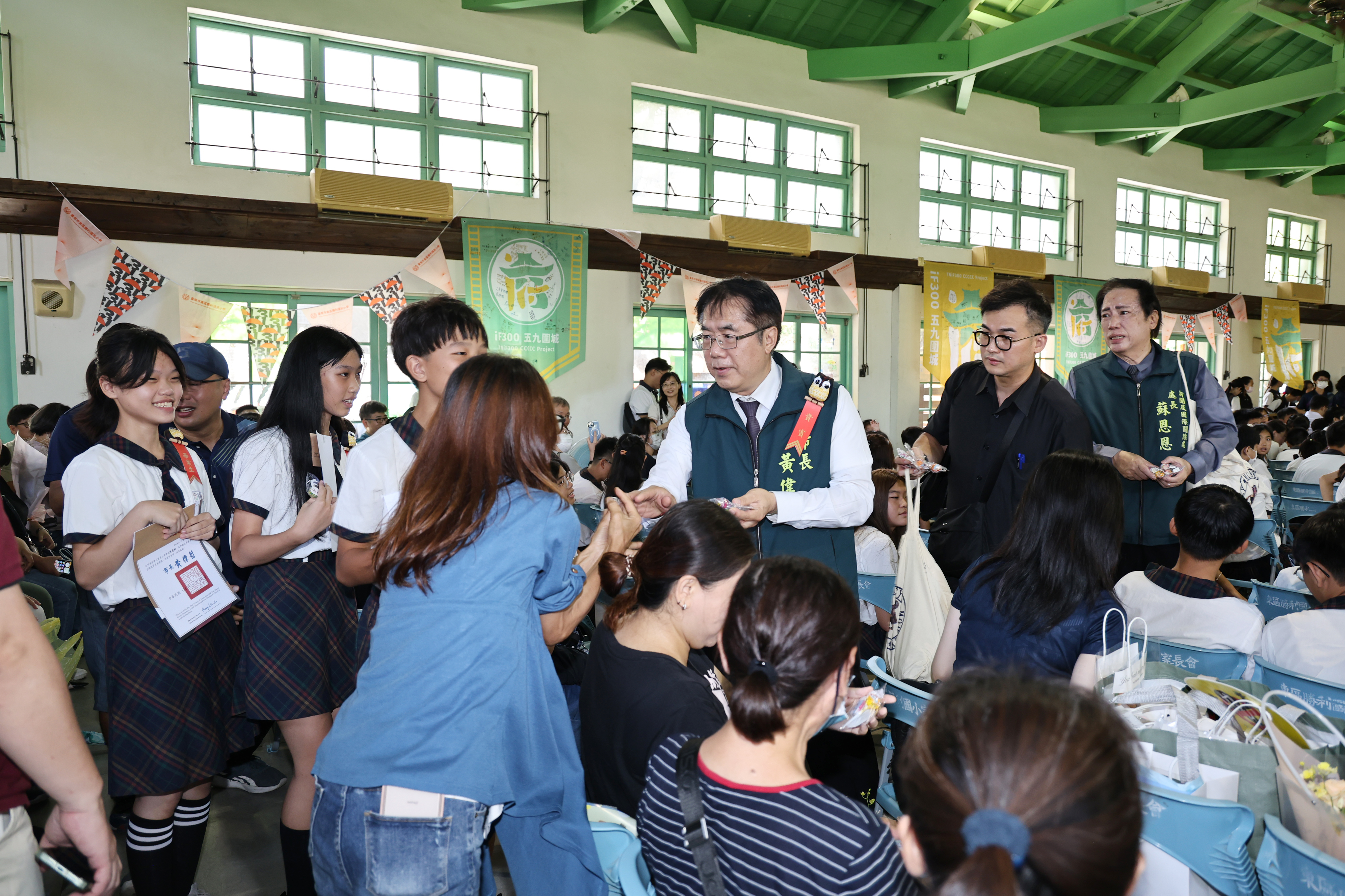 黃偉哲出席勝利國小畢典獻上祝福 期勉莘莘學子鵬程萬里