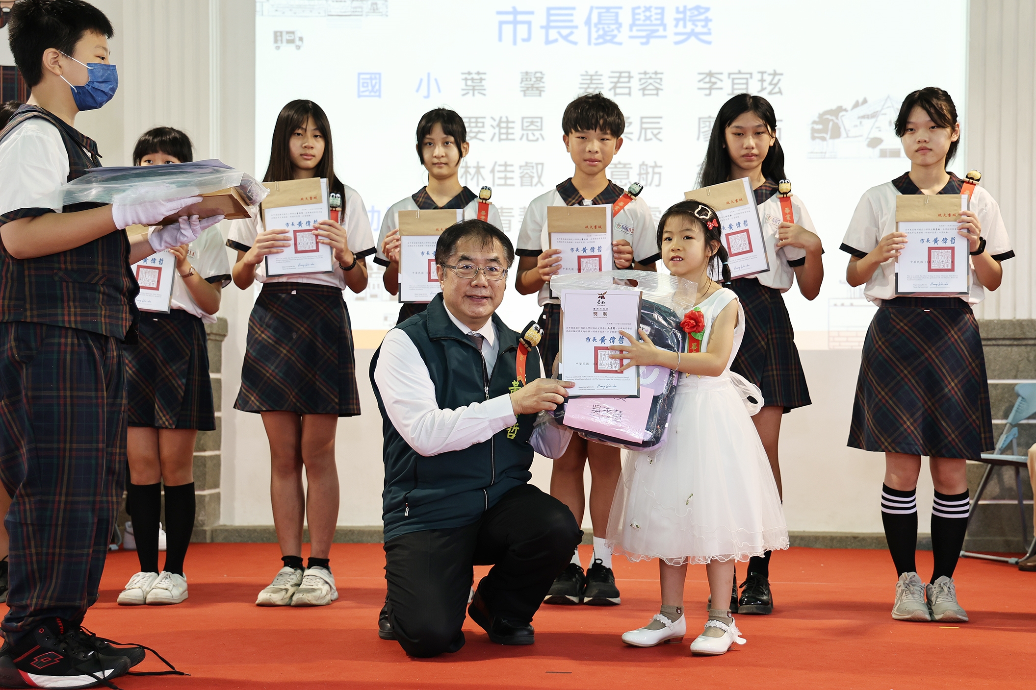 黃偉哲出席勝利國小畢典獻上祝福 期勉莘莘學子鵬程萬里