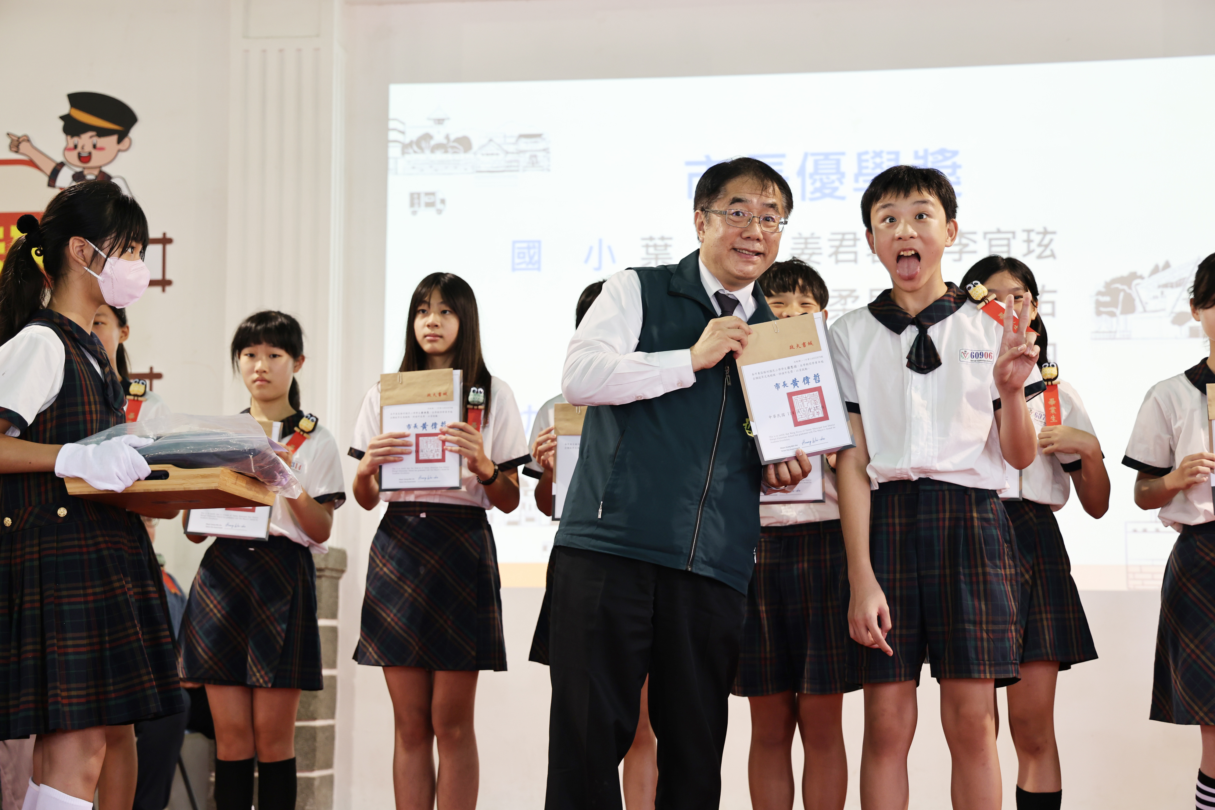 黃偉哲出席勝利國小畢典獻上祝福 期勉莘莘學子鵬程萬里