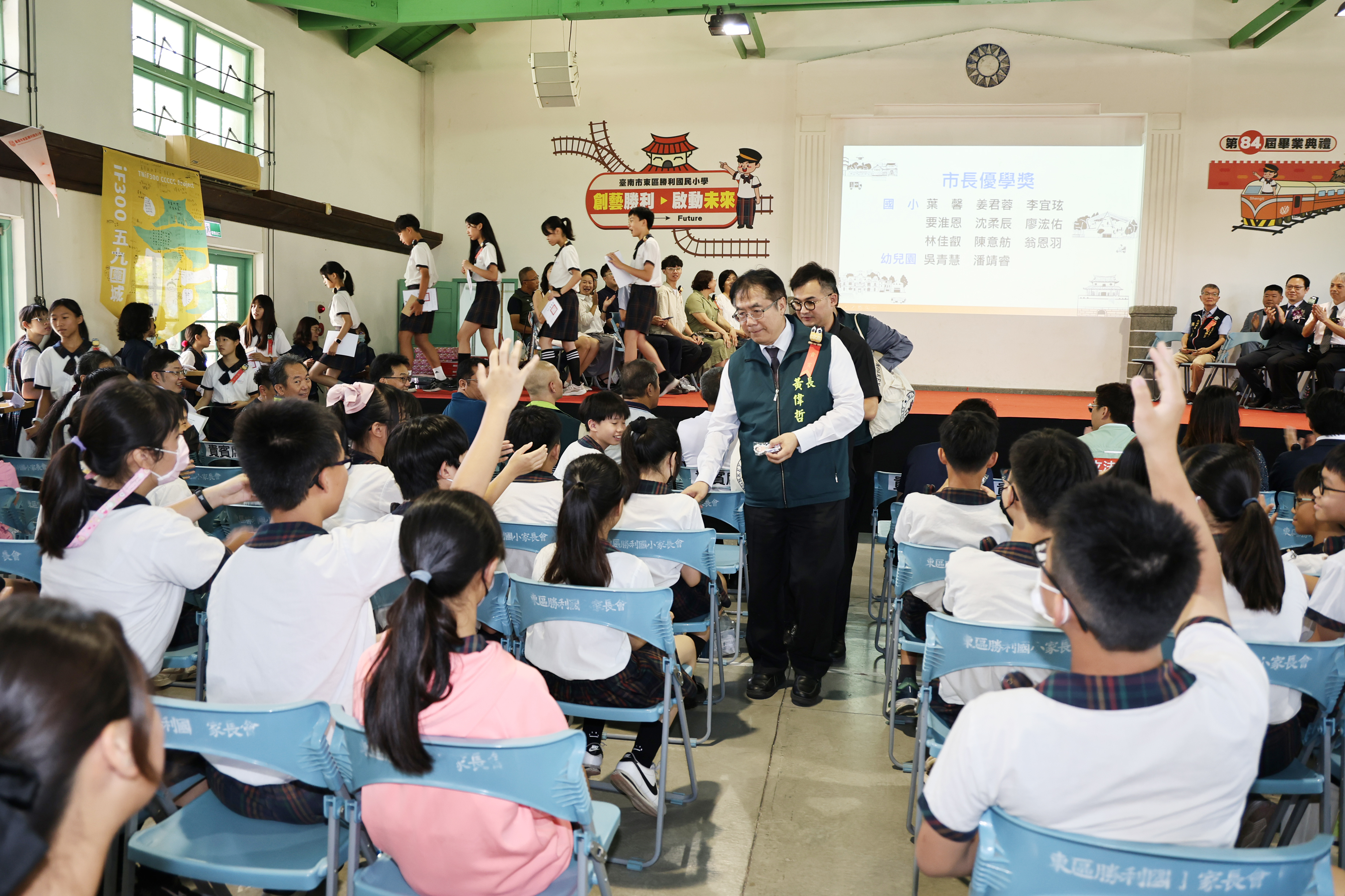 黃偉哲出席勝利國小畢典獻上祝福 期勉莘莘學子鵬程萬里