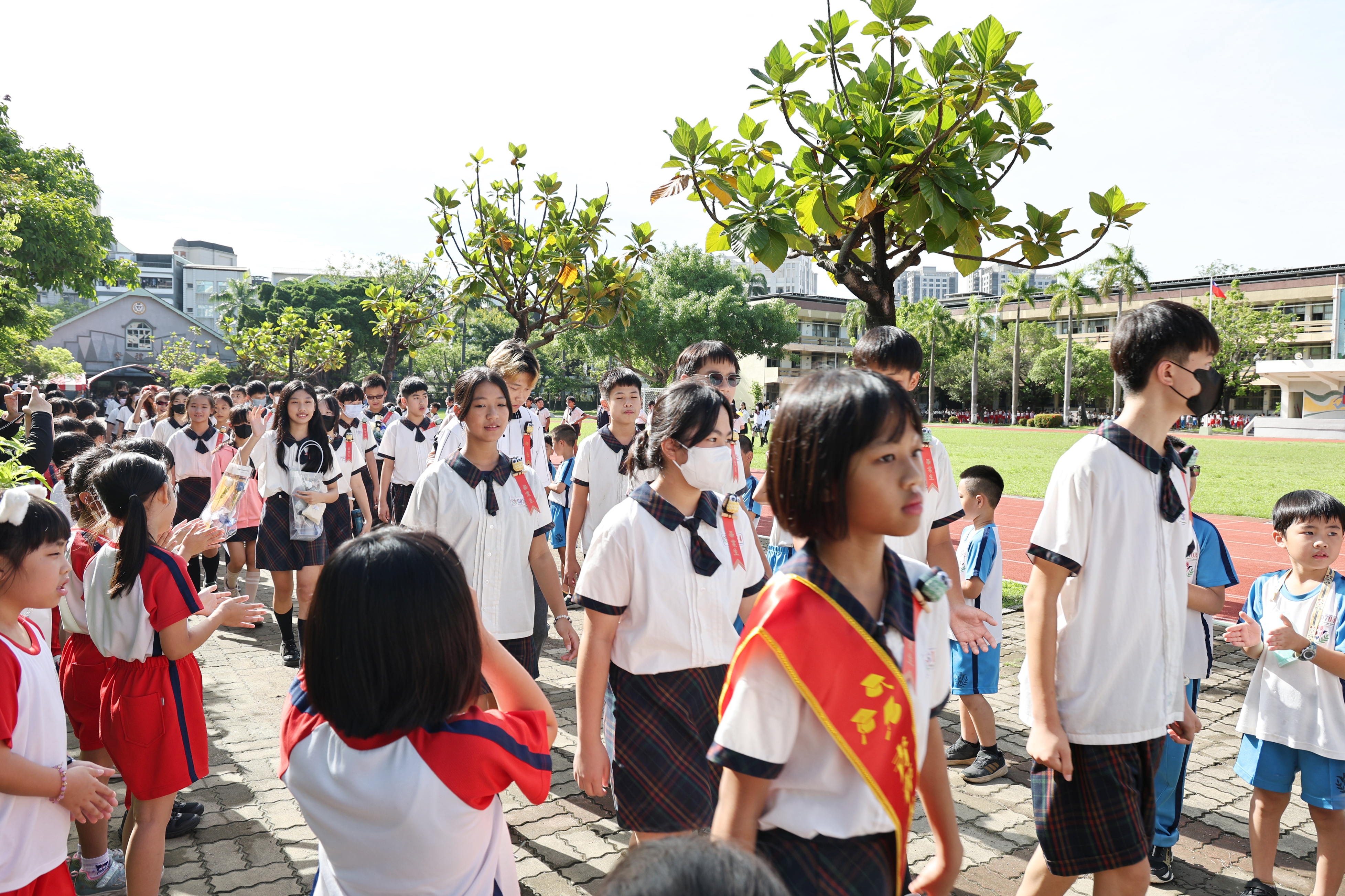 黃偉哲出席勝利國小畢典獻上祝福 期勉莘莘學子鵬程萬里