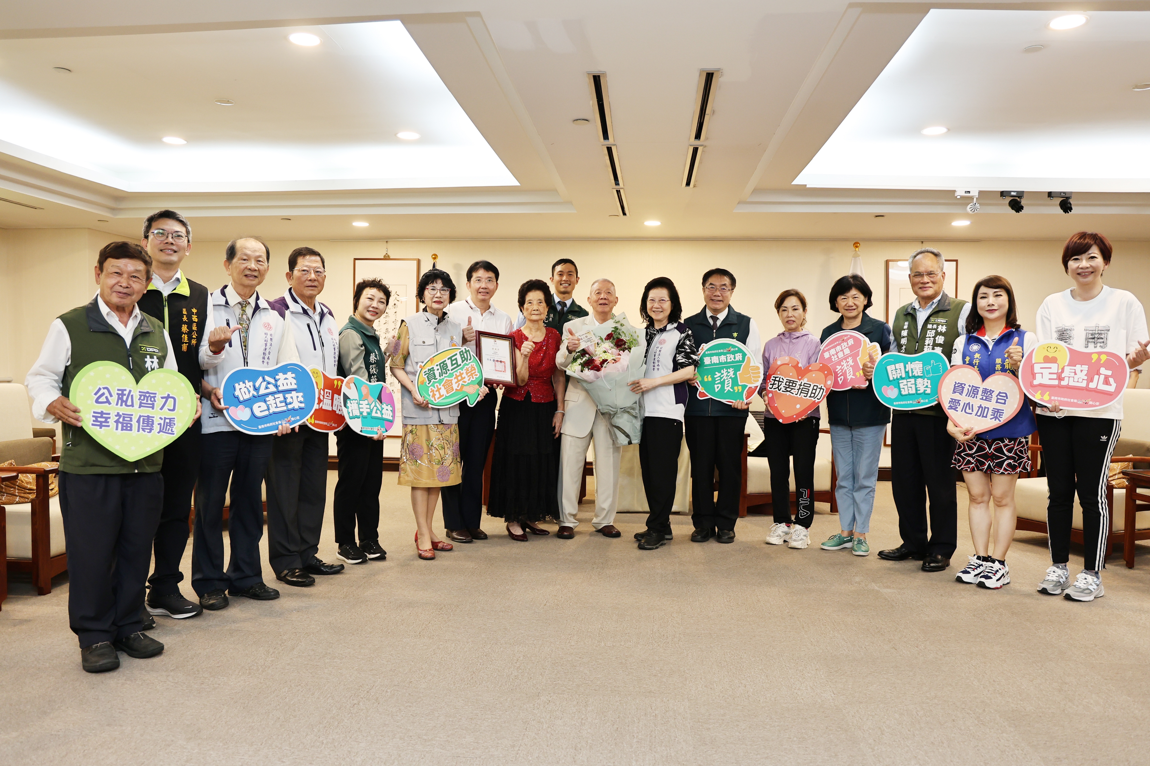 南市府市政顧問徐修齊再捐400萬！累計千萬助弱勢 黃偉哲感謝長期熱心公益