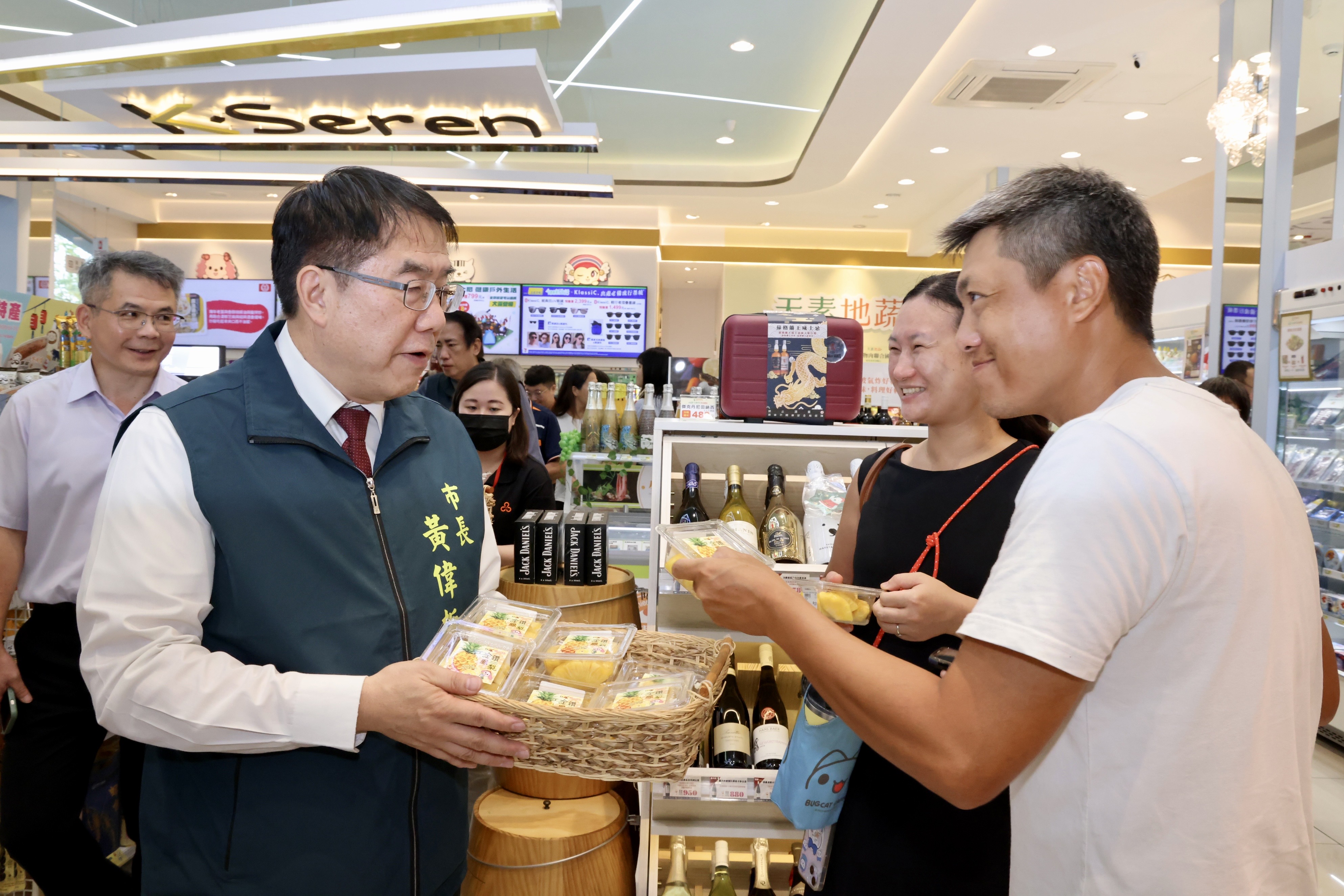 台南金鑽鳳梨進軍超商  黃偉哲大推在地鮮果方便又營養