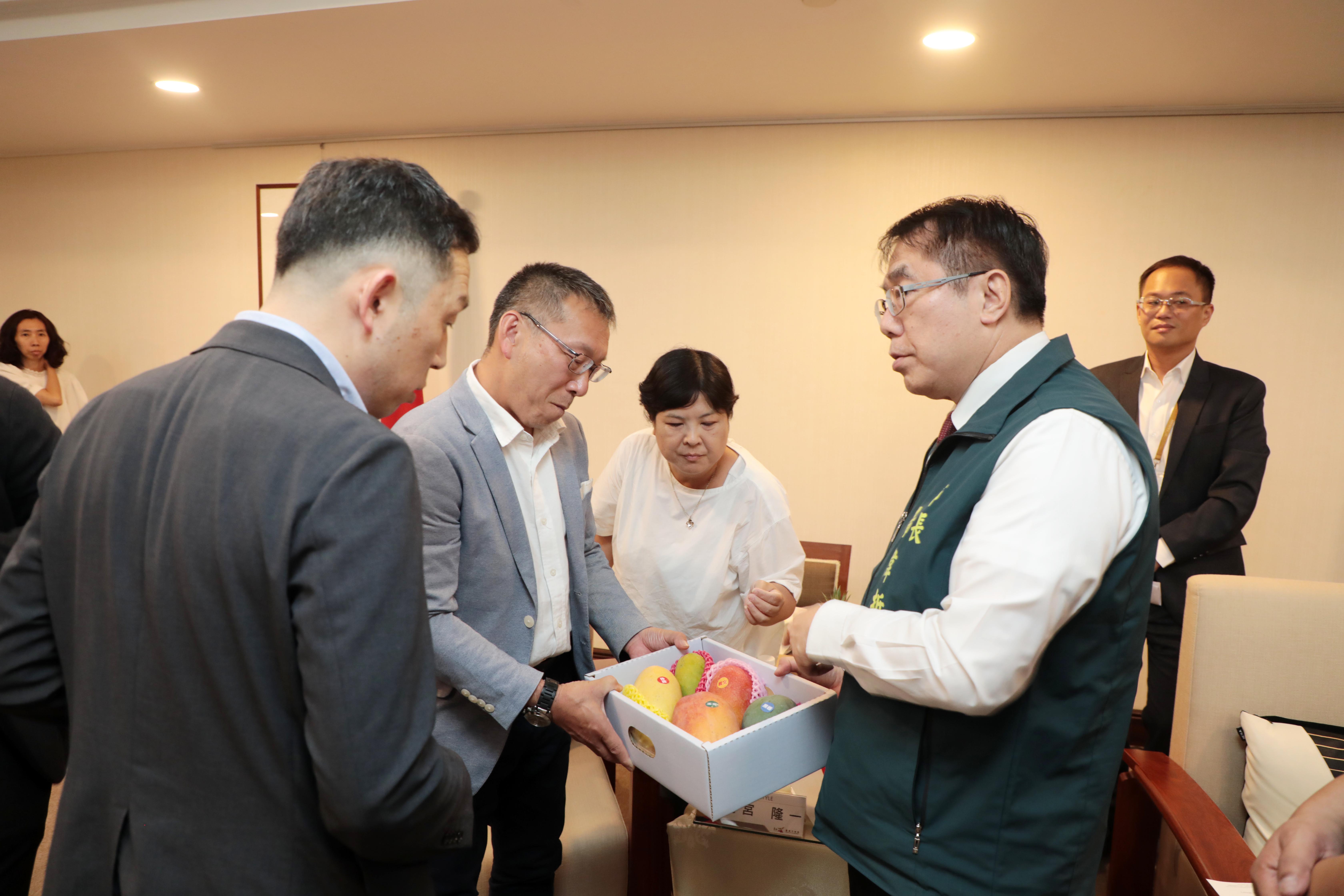 日本頂級超市QUEEN'S ISETAN社長親臨台南 與黃偉哲洽談台南多項農產上架計畫