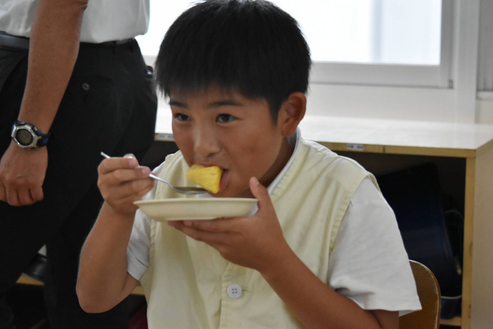 友誼市熊本縣宇土市學童品嘗台南鳳梨 小朋友紛表示:好甜、好好吃!