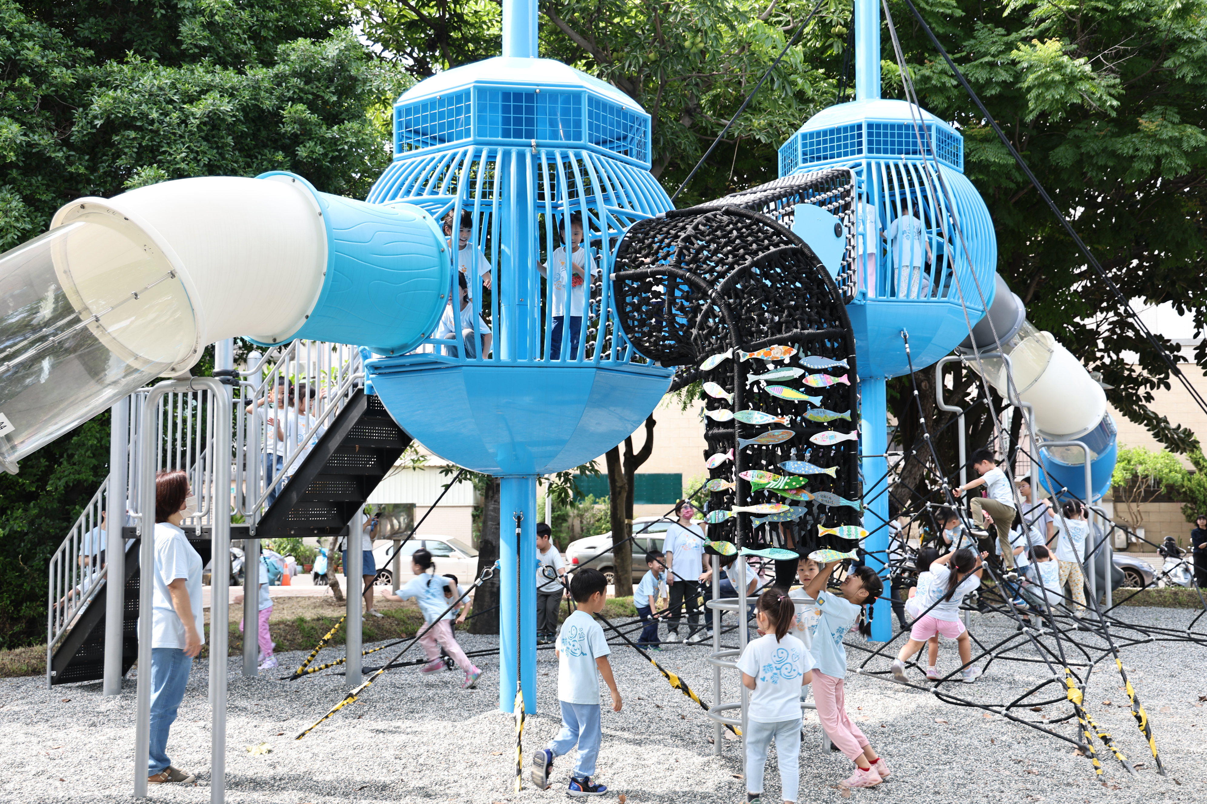 「一區一特色公園」再添亮點　黃偉哲視察北區華德公園「漁眾不同」特色遊戲場確保親子安心使用
