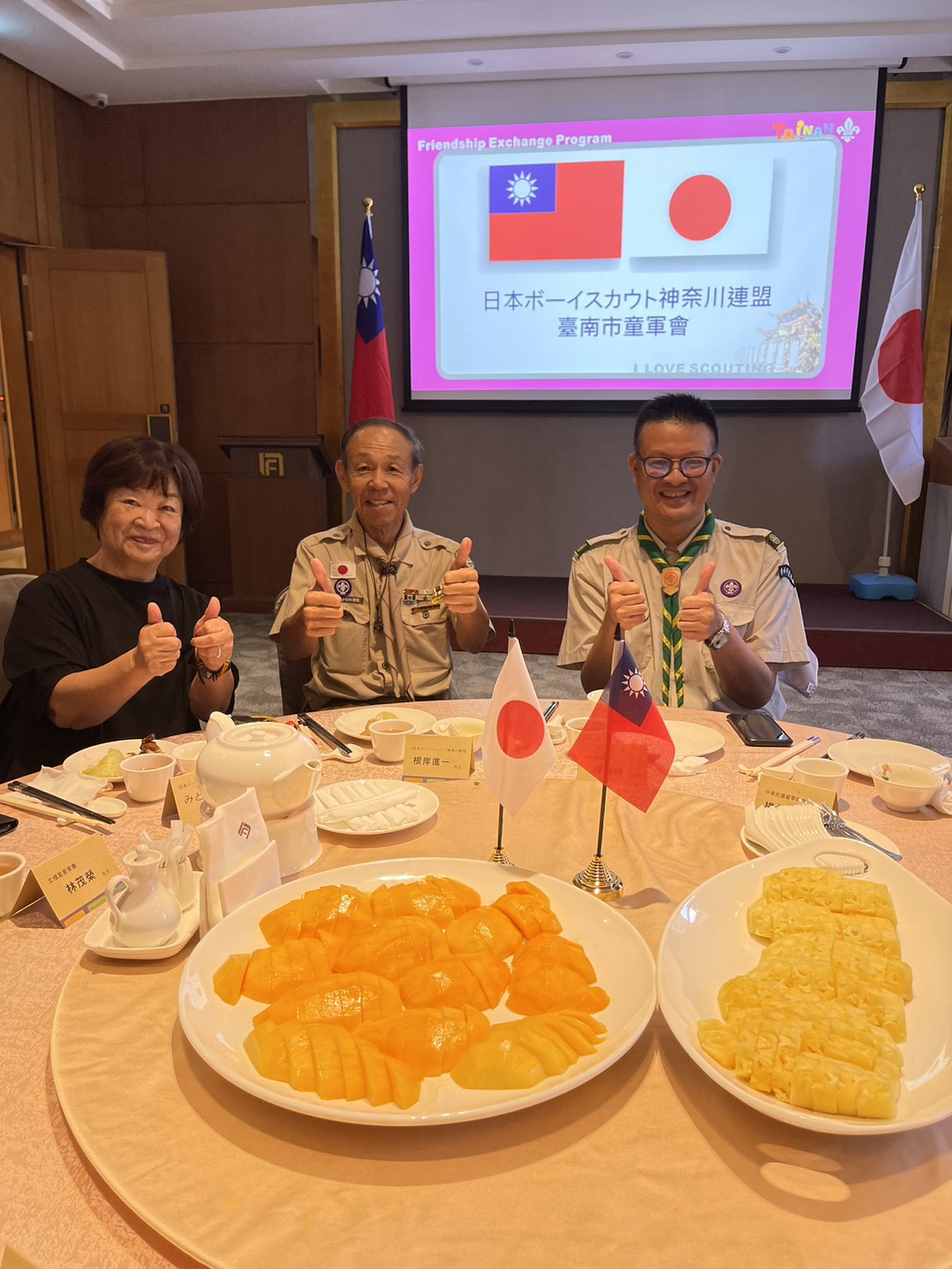 橫濱童軍代表來訪臺南深化交流 市長黃偉哲致贈芒果鳳梨增進臺日教育友誼