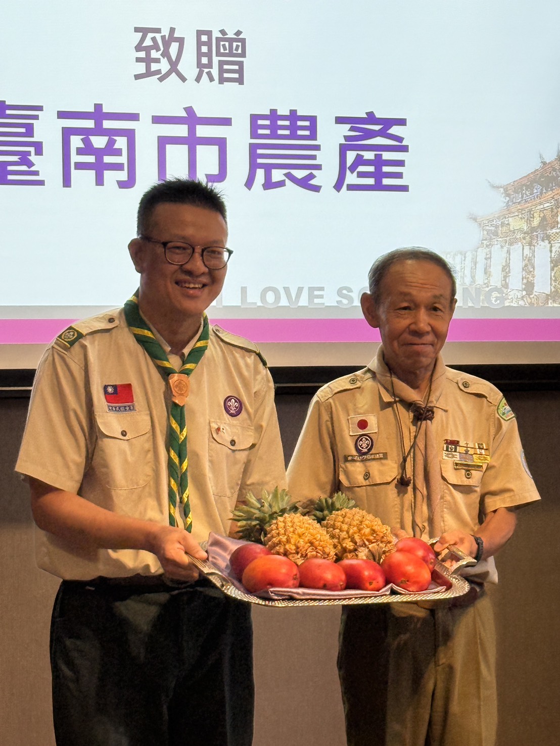 橫濱童軍代表來訪臺南深化交流 市長黃偉哲致贈芒果鳳梨增進臺日教育友誼