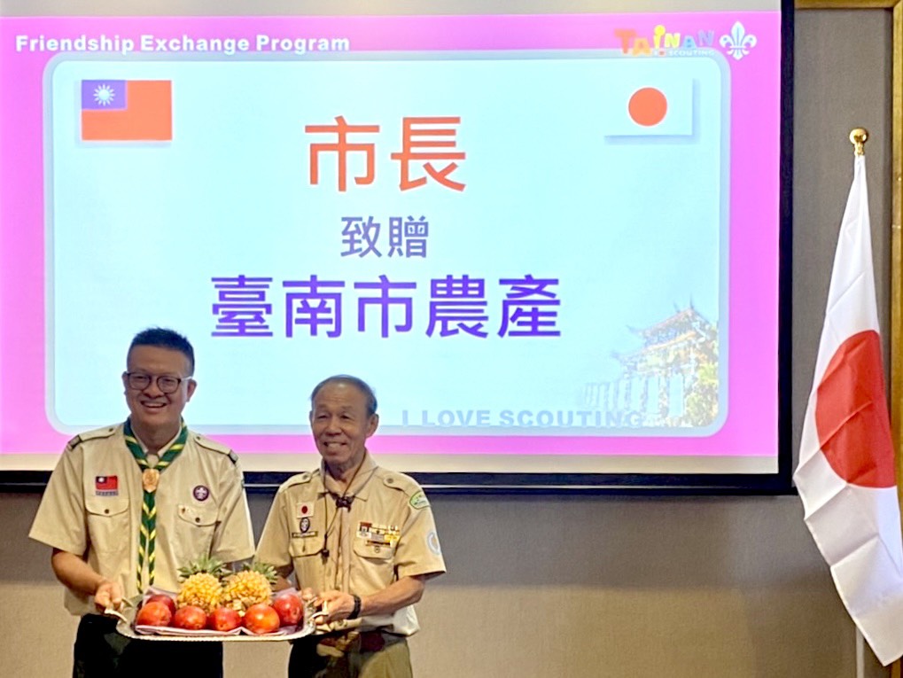 橫濱童軍代表來訪臺南深化交流 市長黃偉哲致贈芒果鳳梨增進臺日教育友誼
