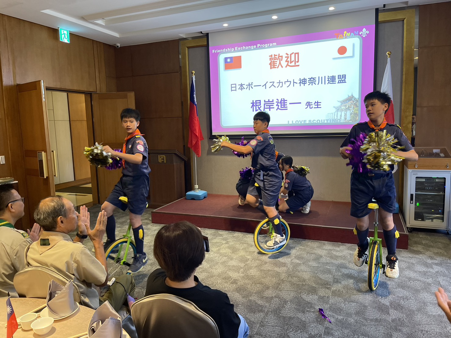橫濱童軍代表來訪臺南深化交流 市長黃偉哲致贈芒果鳳梨增進臺日教育友誼