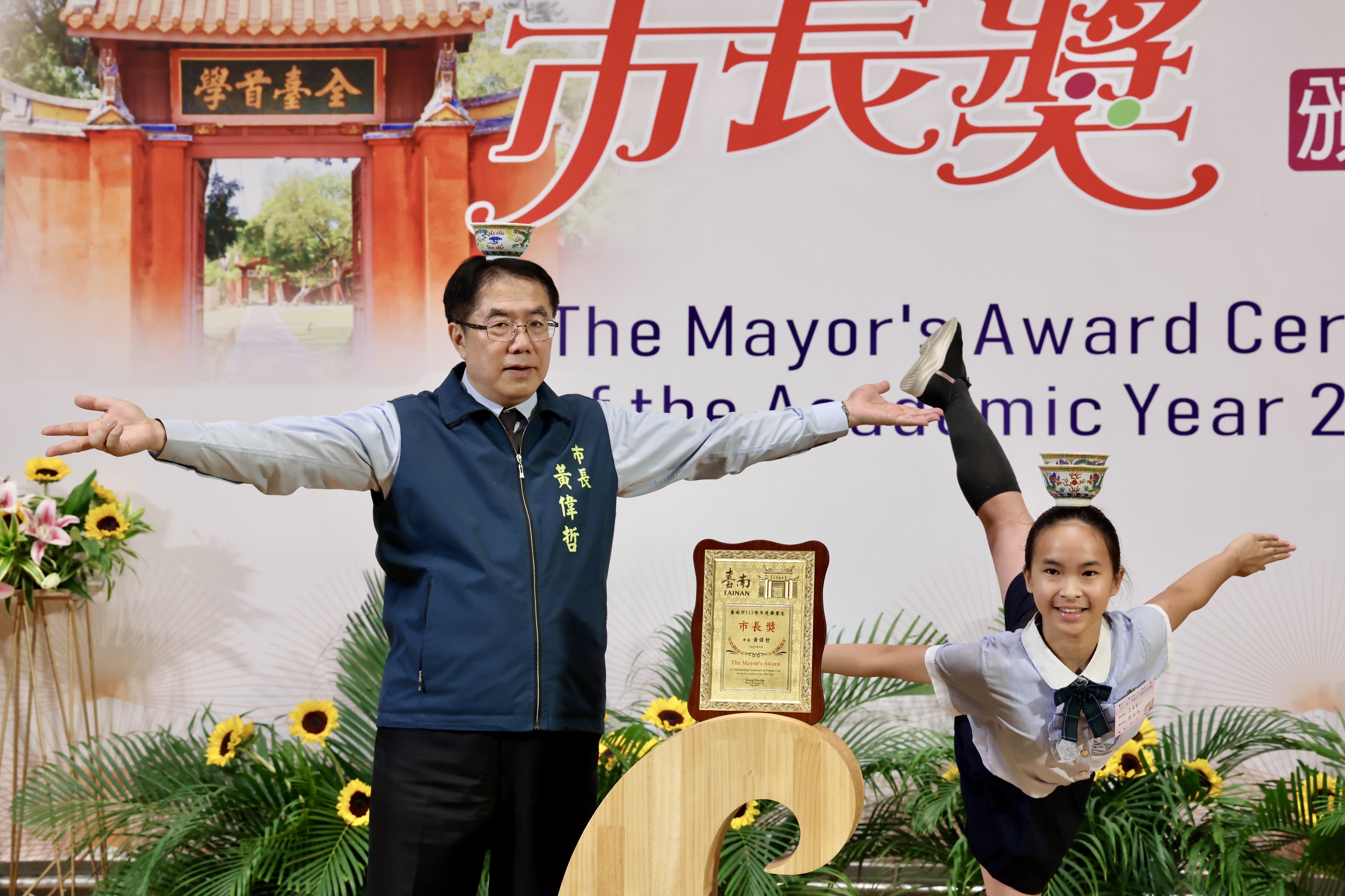 黃偉哲不畏慘摔   台南市長獎頒獎第4場表演踢破木板「陪你拍」