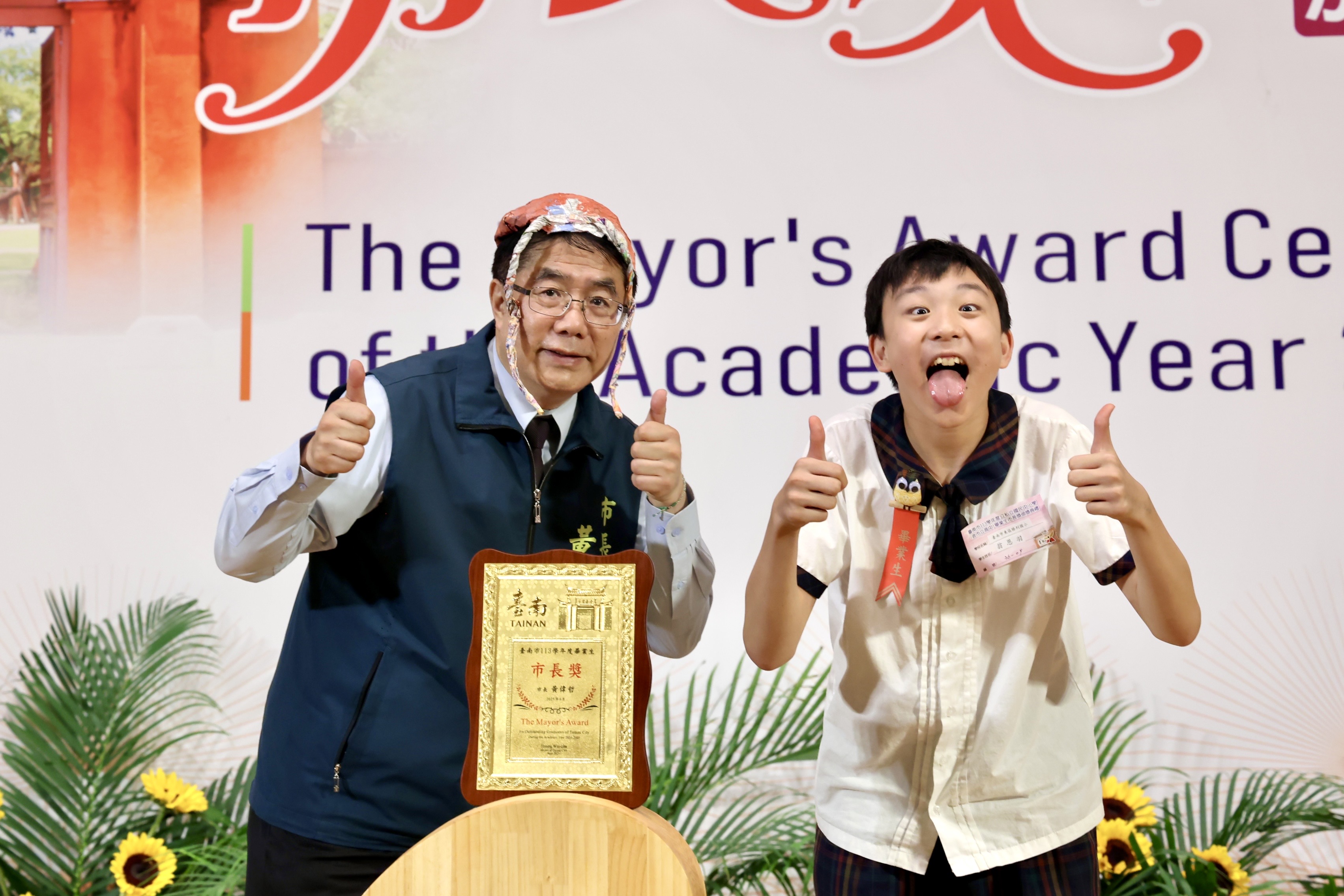 黃偉哲不畏慘摔 台南市長獎頒獎第4場表演踢破木板「陪你拍」
