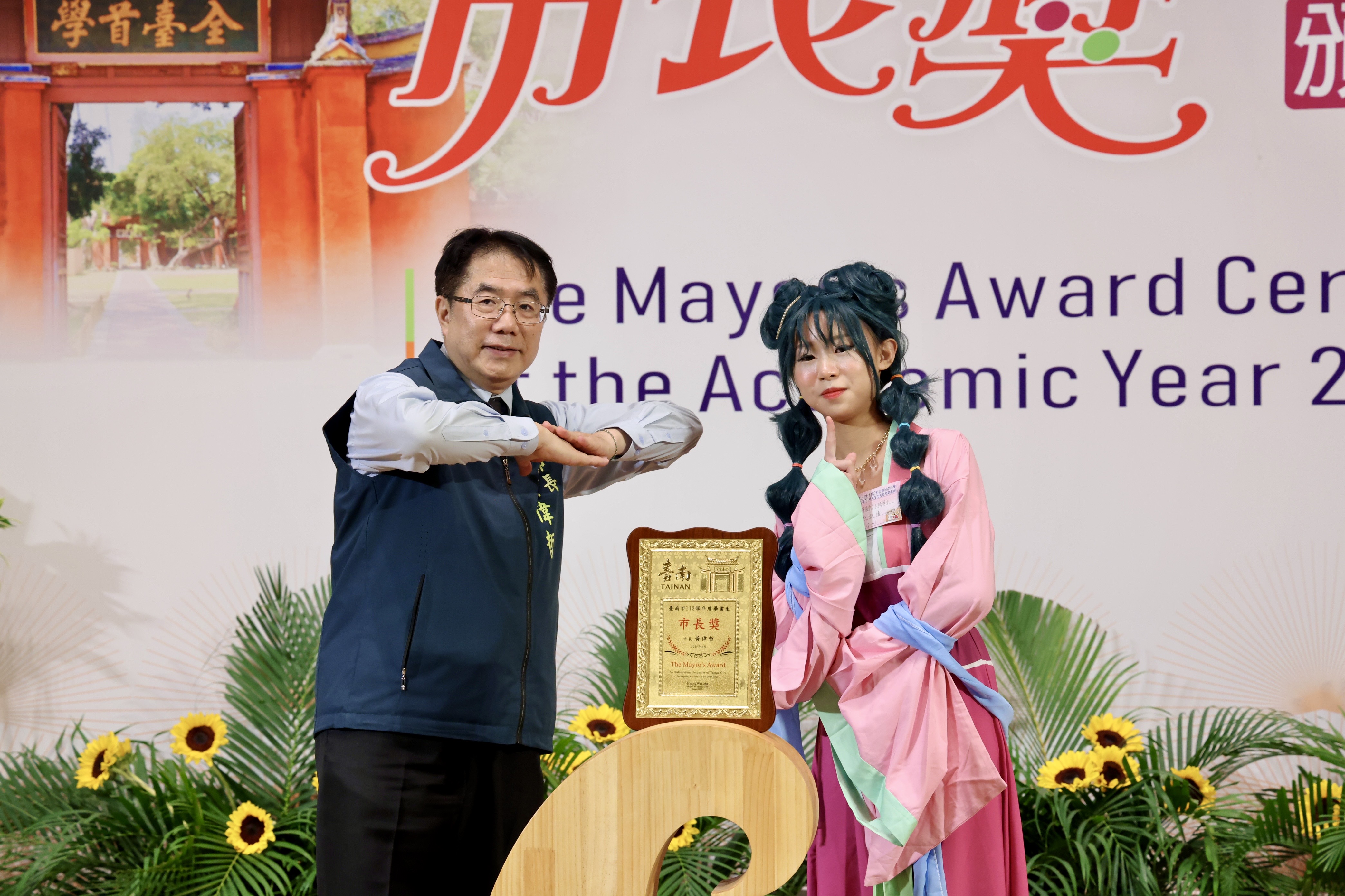 黃偉哲不畏慘摔   台南市長獎頒獎第4場表演踢破木板「陪你拍」