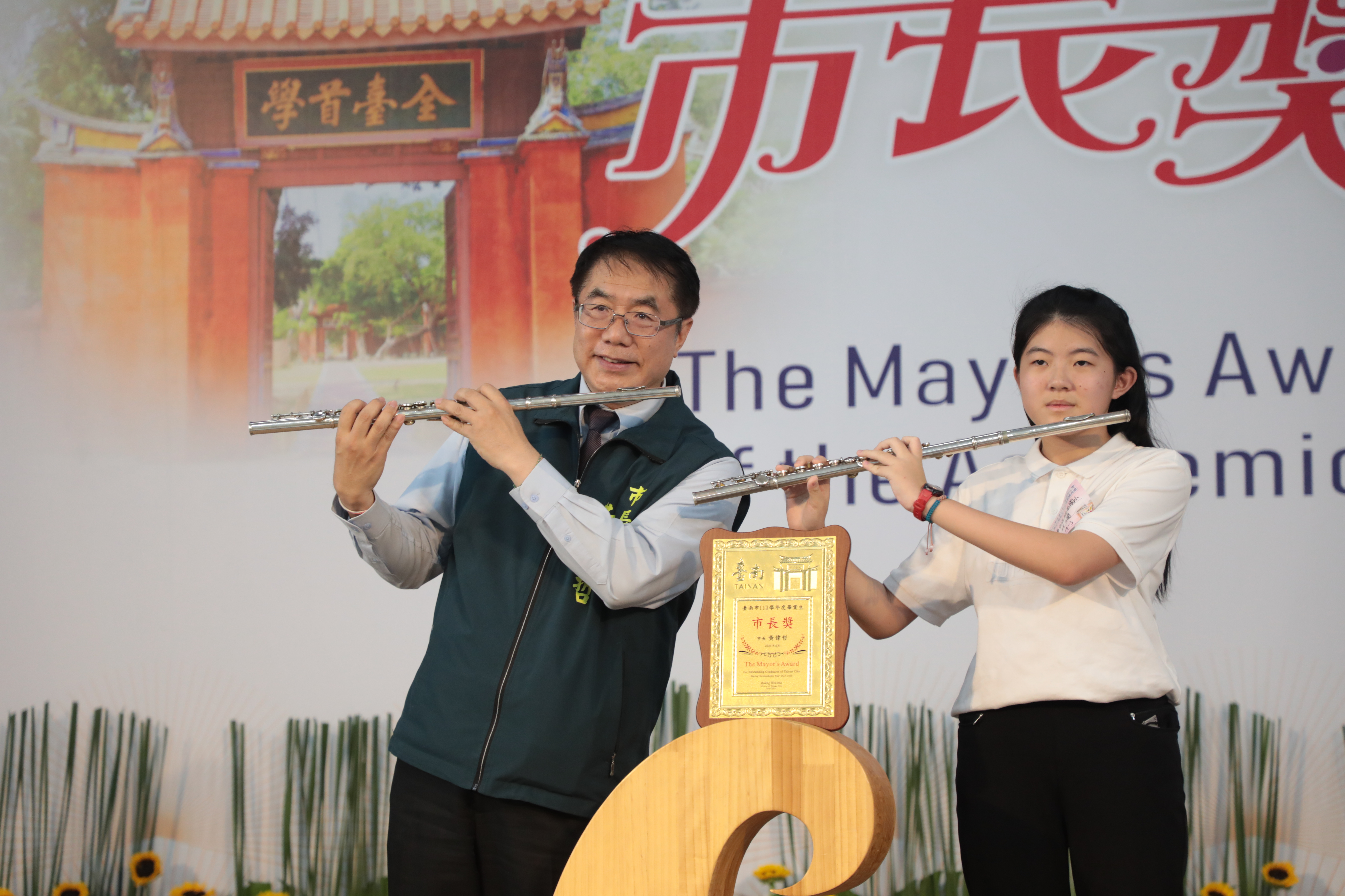 一字馬、後空翻創意秀　黃偉哲與台南學子拍下最酷畢業照