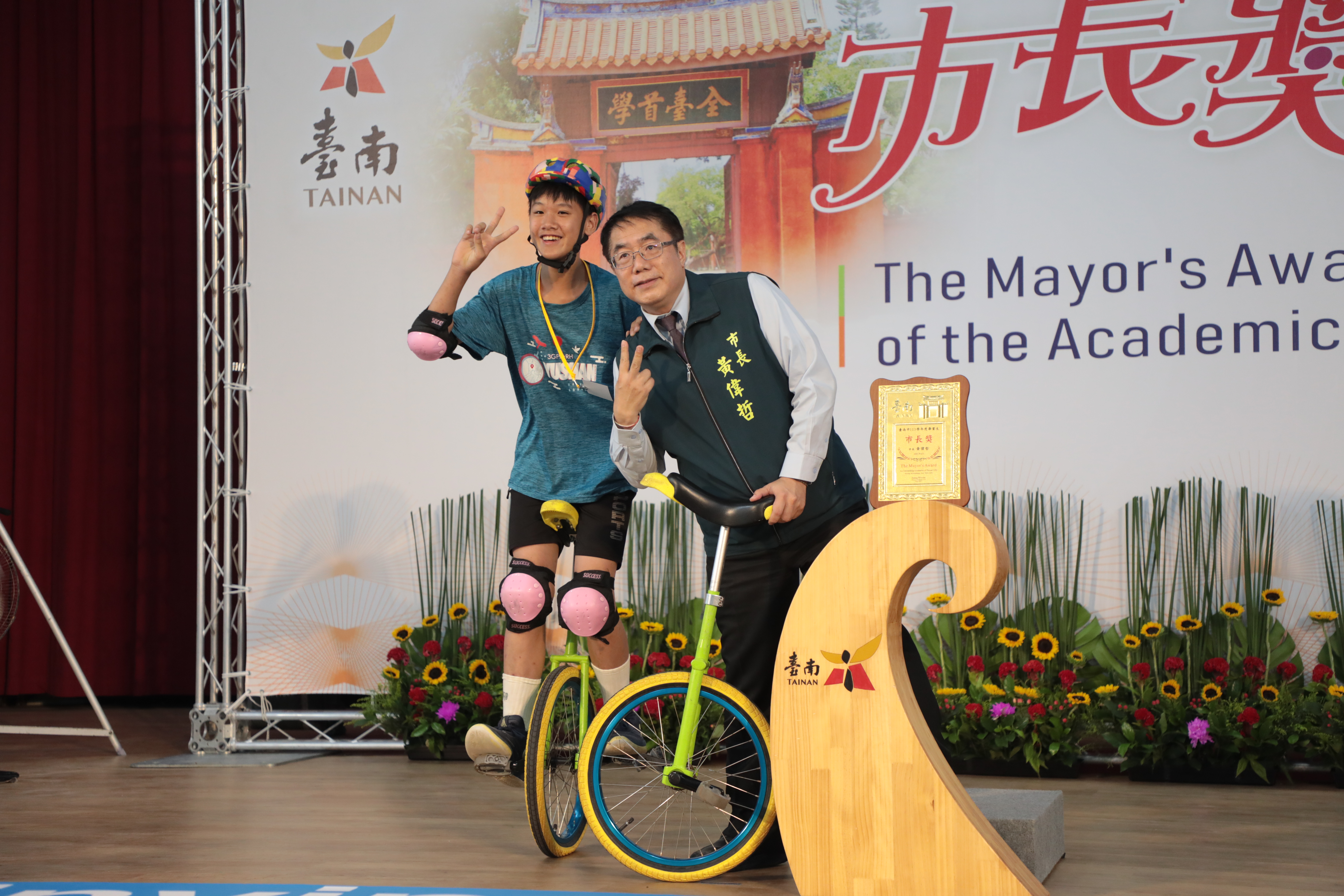 一字馬、後空翻創意秀　黃偉哲與台南學子拍下最酷畢業照